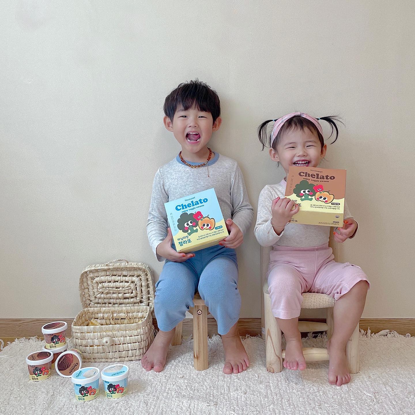 #협찬 #하우스윗 

아이들 간식을 건강하게 먹일 수 있는
하우스윗 야채 첼라또 프리미엄 아이스크림🍨

뻐미떠아가 여름철 내내 아이스크림을 달고 살다 보니
날씨가 추워진 요즘도 아이스크림을 달라 하더라고요
시중에 파는 건 당도 높고 몸에도 좋지 않아서 걱정이 됐는데
하우스윗 야채 첼라또 프리미엄 아이스크림은
설탕을 최대한 줄인 저당 아이스크림 (설탕 대체재 사용)
성장에 필요한 영양소가 함유되어 있어요
(비타민C, D, 엽산, 아연, 철분, 칼슘, 단백질)
야채 농축액도 16가지나 함유되어 있다니
아이들 간식 더욱 건강하게 먹일 수 있겠죠?:)

제가 먹어봐도 너무 맛있는 바닐라 맛, 초코 맛이라 
아이들은 무조건 좋아할 수 밖에 없는 간식이 될 거같아요🥰

📌구매링크 https://housweet.kr/product/detail.html?product_no=38 

#하우스윗첼라또 #첼라또 #채소아이스크림 #채소젤라또 #아이간식추천 #아이간식 #어린이간식 #야채간식 #야채아이스크림 #저당아이스크림 #저칼로리아이스크림 #저당젤라또 #야채젤라또 #저칼로리젤라또 #라이트슈가