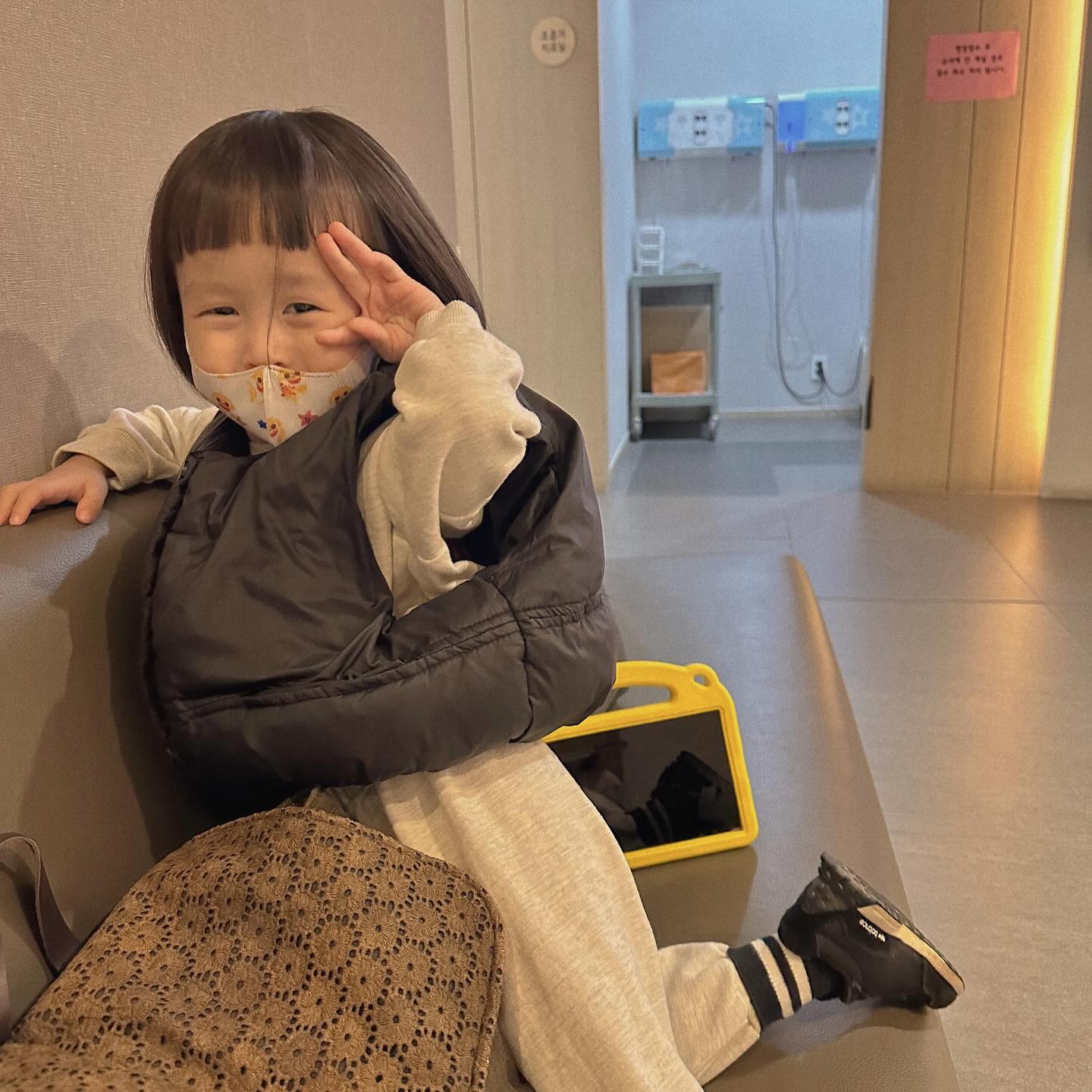 ෆ
19일 딸기농장체험 다녀오고
그날 저녁부터 시작된 기침, 고열에 20일 얼집 등원 X

21일 새벽부터는 숨넘어갈듯한 기침에
해열제 교차 복용에도 39도가 넘어가는 고열과
소변 횟수도 줄고, 밥이나 간식 모두 거부하기 시작
갈증 나는지 물이랑 음료수는 계속 찾길래
도라지 배 원액에 꿀 타서 따뜻하게 먹이다가
40도 찍자마자 오전에 바로 병원행

폐 숨소리가 너무 안 좋다며 입원각 잡고 있으란 오더
일단은 해열제 넣고 항생제 넣은 링거 맞으면서

코로나 검사부터 독감 검사 모두 하고
폐 사진 찍고 피검사하고 링거 맞으며 코코 낸 내..

이번엔 정말 다행히도 수액실에 자리 나서
하오니 편하게 누워서 푹 재움

검사 결과 폐렴 나왔지만
입원때 하온이도 나도 너무 힘들었던 기억에
주말 껴있으니 금토일 집에서
가정 보육하면서 잘 케어해보겠다고
말씀드려 집으로 데려옴

월요일에 다시 병원 가서 검사하고
최종 입원 결정하기로 함

#폐렴일기1