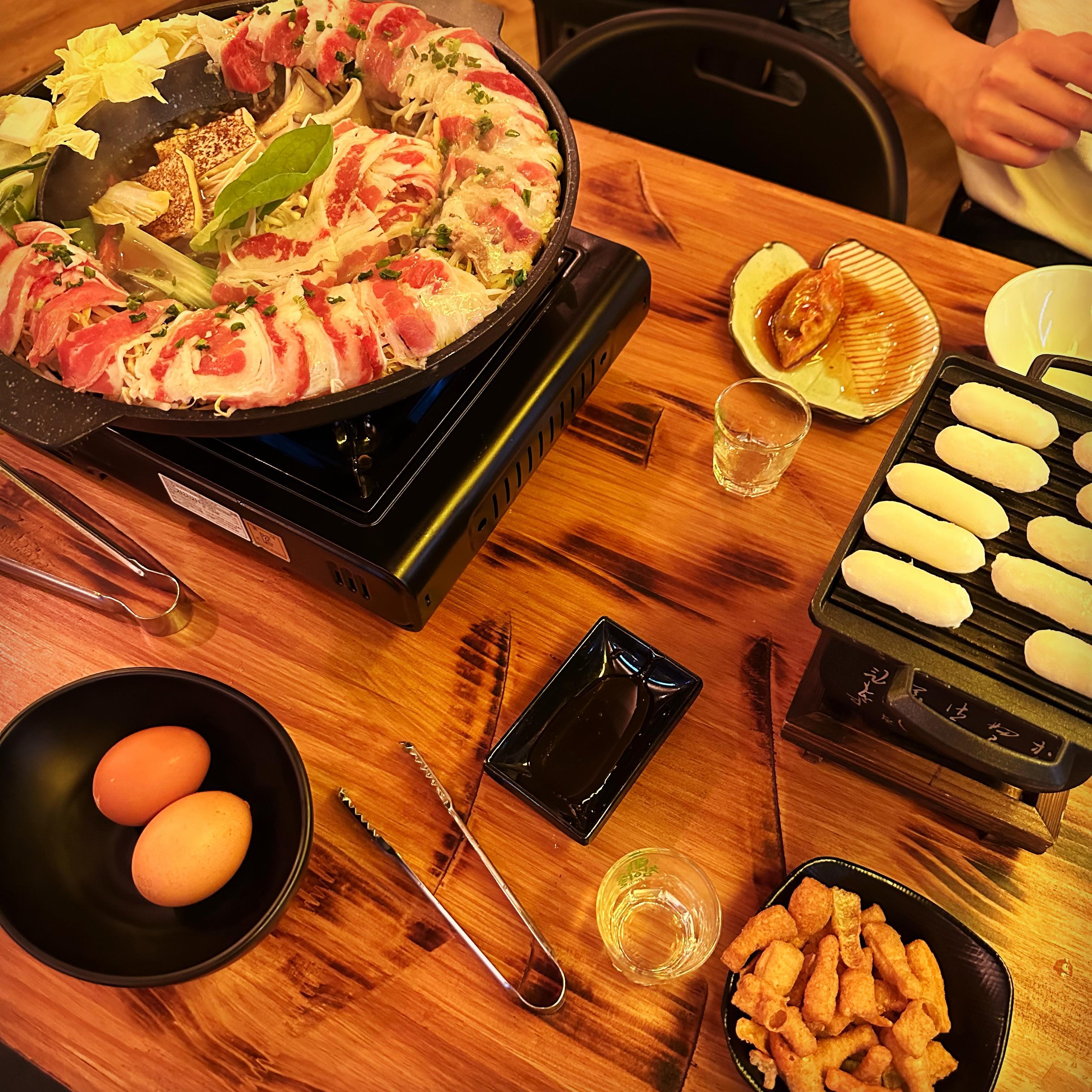 .
진짜 진짜 너무 좋아🍲

#행복 #퇴근후한잔 #영등포 #스키야키 #치즈떡구이 #참이슬로갈아타야하나 #F1 #주말