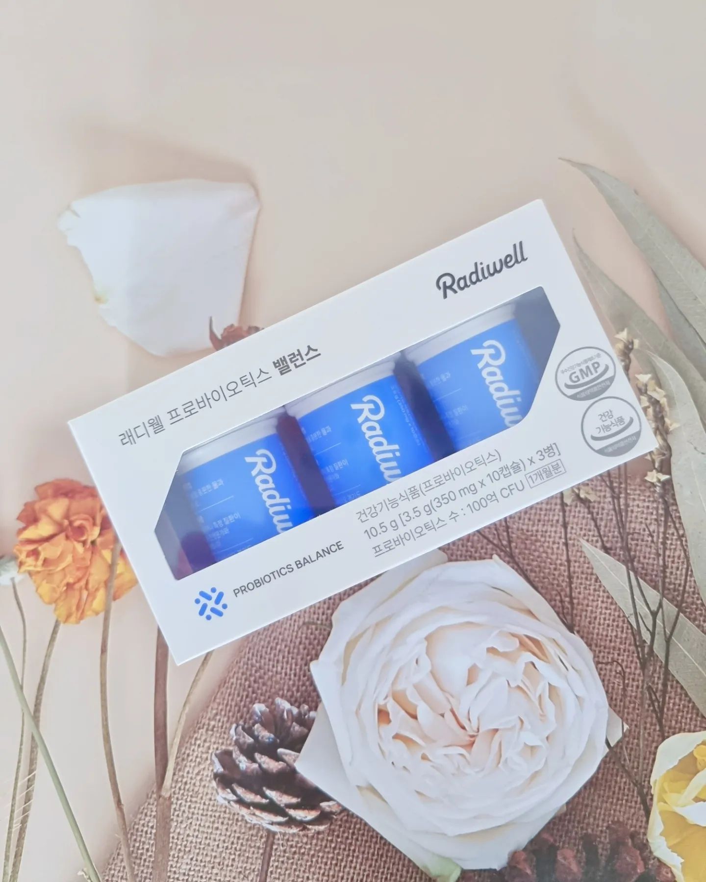 #협찬 radiwell #래디웰 #3병유산균

✨️래디웰 사이언스 포뮬러는 유산균 원료에 대한 연구 데이터를 분석하고 과학적으로 검증된 안전한 원료만을 배합하는 래디웰만의 독자적인 설계예요.

▪️세계 3대 유산균 전문 기업 다니스코의 균주 중에서도 엄격한 검증을 통과한 프리미엄 HOWARU 균주를 사용하고 있어요!

▪️생산부터 포장, 보관, 배송까지 전 과정을 냉장관리해요!

▪️외부 공기와 습기로부터 살아있는 유산균을 보호 할 수 있는 미국의 유산균 전용 특기 용기를 사용했어요!

▪️위에서 녹지 않고 장에서만 녹는 장용 캡슐에 유산균을 담아 장까지 살아서 이동해요!

▪️개봉 후 습기와 온도의 영향을 최소화하도록 3병에 나눠 담았어요!

▪️유산균 제품의 생존력을 높이기위해 미개봉 제품은 별도로 냉장보관이 가능하도록 설계 되었어요!

▪️래디웰은 제품의 맛과 향, 생산 비용 절감을 위한 첨가물 부형제를 사용하지 않았어요!

▪️검증된 비피더스균 50% 비중을 투입했어요! 비피더스균은 대장에 서식하는 유익균으로 장의 환경을 튼튼하게하고 배변활동에 도움을 줄 수 있어요!

▪️투입균수 400억 마리임에도 합리적인 가격대이며 고가의 원료를 사용하고 원료명을 투명하게 공개해 신뢰할 수 있어요!

▪️국내 최초 3병 유산균으로 편리하고 안전하게 섭취 가능하며 1병당 10일분으로 소분 포장으로 안전한 보관과 유통이 가능해요!

✨️장 건강으로 유산균을 꾸준히 섭취 중이에요! 특히 이번에 먹기 시작한 래디웰 유산균은 3병으로 나눠 소분 포장되어 보관이 쉽고 휴대성도 좋아서 여행시 가지고다니기도 좋아요🤗
알약 목넘김도 너무 좋고 특히 유통과정도 마음에들고 원료도 좋아서 꾸준히 먹기 좋아요💕

👀유아 어린이, 성인 남녀, 노년층까지 온가족이 먹을 수 있는 데일리 제품
배변활동이 원활하지 않고 더부룩한 분
세계적으로 안전성이 입증 된 원료로 만든 유산균을 원하시는 분
100억 마리가 보장되는 프로바이오틱스 제품을 찾는 분에게 추천드려요👍

#래디웰 #3병유산균 #래디웰유산균 #프로바이오틱스