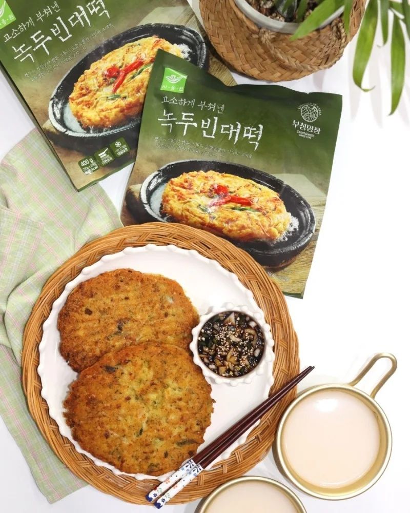 #광고

지난 주말 
하늘은 살짝 흐리고
비도 추적추적~왔다 멈춤!
이런 날 꼭 생각나는
빈대떡& 막걸리조합!
사옹원 녹두빈대떡 간편하게 
프라이팬에 구워 준비,
막걸리 한잔으로 힐링~♡
우리집이 녹두빈대떡 맛집일세~
도톰하니 담백하고 고소한
녹두빈대떡 맛나요♡
막걸리가 그냥 꿀꺽 넘어갑니데이~~~~;

#사옹 #사옹원몰
#사옹원부침명장
#사옹원부침명장녹두빈대떡
#냉동식품 #간식 #간식추천
#간식스타그램 #간식그램
#냉동식품추천 #냉동식
#빈대떡 #녹두빈대떡
#술안주 #술안주추천
#막걸리안주 #막걸리찰떡궁합😆 
#녹두빈대떡맛집
#푸드 #푸드그램 #푸드스타그램
#안주스타그램 #안주추천 
#막걸리한잔 
#막걸리스타그램