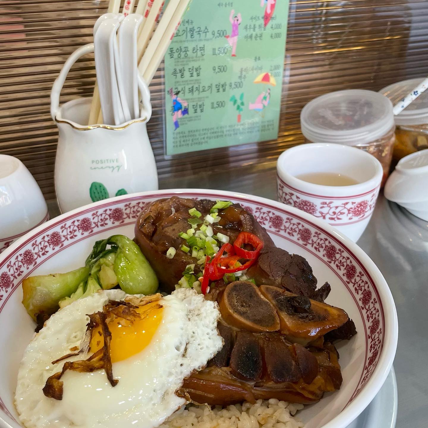 연하포차나🇹🇭
•
•
행궁동 INTJ사장님이 운영하시는 신상 태국 음식 맛집:)
지나가다 발견한 곳!(분명 카페였는데 언제 또....ㅎ) 

사실 혼밥은 엄청 못하는데.. 여긴 바 형식이라 자신감 가지고 도전💗 어머 근데 맛집이네? 앞으로 자주 갈 혼밥집이 생겼다😉

주위를 둘러보고 다른 분들이 드시고 계신 “족발덮밥”으로 시켰는데.. 오? 단짠! 의외로 족발과 밥이 넘 잘 어울렸고 느끼하다 싶을 때 테이블에 있는 고추소스를 얹어먹으니 완전 찰떡이었다! 
평상시에 싱겁게 먹는 나에겐 살짝 짰지만 외식 메뉴는 어쩔 수 없지ㅎ 물 많이 먹으면 돼✨

나도 I여서 그런지 INTJ사장님의 문구가 넘 맘에 들었다ㅎ
낯을 가릴 뿐 사람은 착한 모든 “I"들 파이팅💗

@행궁동 식상한 메뉴말고 태국 음식 어때?🙋🏻‍♀️

🔎 주소 : 경기 수원시 팔달구 화서문로46번길 16

📝메뉴정보📝
족발덮밥 9,500원

#연하포차나 #행궁동신상맛집 #행궁동태국 #연하pochana #족발덮밥