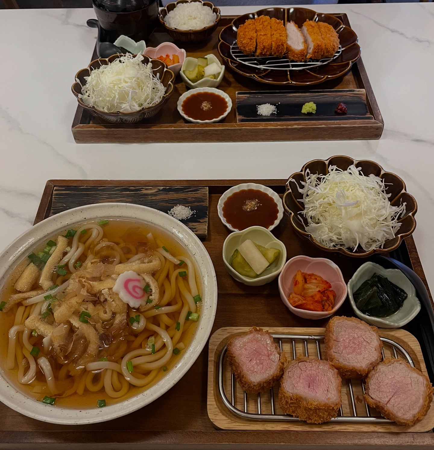:
#협찬 이지만 3번 째 방문!!! 
언제와도 맛있는 종로 돈카츠 맛집 오얏카츠_🧸🖤

인사동에서도 가깝고 
광화문에서도 가깝고 
안국에서도 가까운 오얏카츠!!!

종로 어딘가 한옥 감성 인테리어에
돈카츠맛집 오얏카츠!!

오늘은 
온우동 안심카츠 세트와 등심카츠!!

뜨끈한 우동이 먹고싶었는데 
오얏카츠에서 드디어 먹었다🫶🏻

첫눈 오는 날 맛있는 안심카츠랑 우동이라니ㅡ
너무 좋다🖤
오얏카츠는 일본식이름인가 했는데
‘오얏’은 ‘자두’의 순우리말이래요
이름이 너무 예쁘쥬??!!

오늘 주문한 돈카츠는 모듬카츠랑 
우동안심돈카츠세트!!

요 며칠 우동이 너무 먹고싶었는데
돈카츠랑 우동이랑 같이나오는 
겨울 세트메뉴가 생겨서 너무 좋다_ 

돈카츠 소스로 나오는 토하젓
진짜 맛있어서 
꼭 리필해서 먹는 나!!!

겉바속촉한 돈카츠에 올려먹어도 맛있고
밥위에 올려먹어도 맛있다_!!!

#종로돈까스 #오얏카츠 #종로돈카츠 #인사동맛집
#인사동돈가스맛집 #종로맛집 #종로돈가스맛집
#종로데이트코스 #인사동맛집 #인사동돈가스