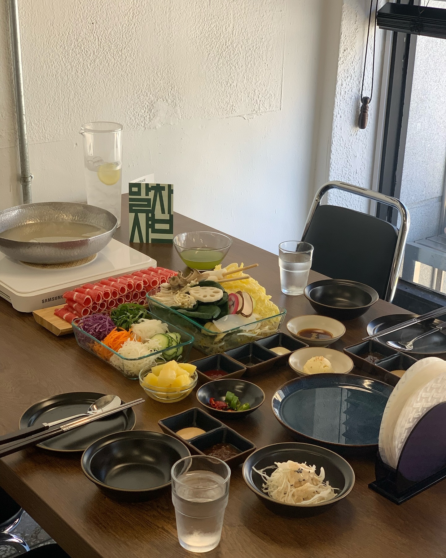 #협찬 | shabuhwa_haeridan 

국내에서 최초의 말차 샤브를 맛볼 수 있는 샤브화를 소개해 드릴게요 💚

샤브화는 해운대 해리단길에 위치한 감성 샤브샤브 전문점이에요 ! 빛바랜 건물과 노출된 인테리어가 새롭게 느껴지는 공간이랄까 •.• 식물과 시멘트의 조화는 마음을 편안하게 해줘요 🪴🧱

~❥ 샤브 or 월남쌈 샤브 - 신선한 야채랑 부드러운 고기를 월남쌈 싸 먹으면 말뭐 .. 샤브 야채는 리필 가능하니 마음껏 먹으세요 !
~❥ 실비 파김치 & 칼국수 - 칼국수만 먹으면 물리지만 실비 파김치랑 같이 먹으면 jmt 그 자체 ⛧
~❥ 기장미역 죽 or 소고기 죽 - 샤브의 마무리는 죽이죠 ? 기장미역 죽 맛있어요 !
~❥ 미니 디저트 - 2024년의 여름에는 블루 요거트 아이스크림을 제공해요 :) 후식으로 딱이햐 ..

지금까지 수많은 샤브를 먹었지만 오직 여기서만 먹을 수 있는 말차 샤브가 진짜 미쳤어요 .. 말차 육수 + 신선한 야채 + 부드러운 고기 + 색다른 소스 + 정갈한 상차림 = 눈과 입의 즐거움이 넘쳐요 🥬🥩

샤브화는 모티브에 맞게 시즌 메뉴를 준비하는 곳으로 매 시즌마다 상차림과 디저트가 변화하는 재미를 느껴봐요 ❤️

#샤브화 #말차샤브 #해운대샤브화 #해운대샤브샤브 #해운대맛집 #해운대핫플 #해리단길샤브화 #해리단길샤브샤브 #해리단길맛집 #해리단길핫플