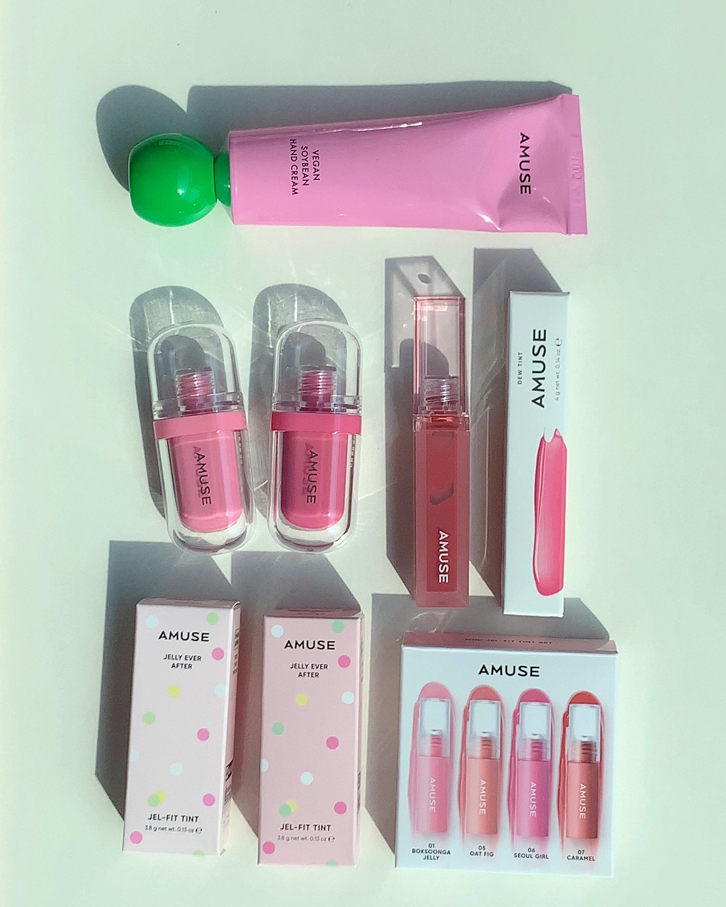 #단순선물

어뮤즈에서 온 프레젠또🥰

어뮤즈는 뽀용한 쿨톤립 잘 뽑는데
저에게 베스트는 아니지만…
어찌저찌 우겨넣어볼게요 ㅋㅋㅋㅋ
핸드크림도 무향에 보습력 짱짱하고 디자인 예쁘구
립 키트처럼 여러 컬러 같이 들어가있는데
또 베스트 컬러들이라 골라쓰고 있어요💖
어뮤즈 감사💋

#어뮤즈 #어뮤즈듀틴트 #어뮤즈젤핏틴트 #젤핏틴트 #듀틴트 #amuse