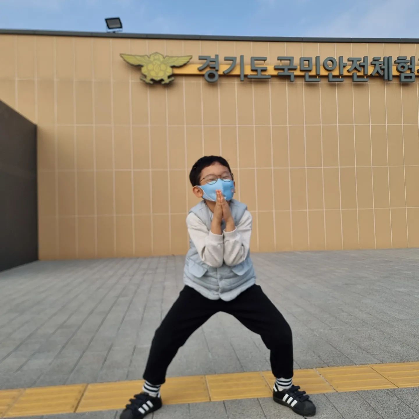 경기도 오산 국민 안전체험관.

어린이 동화마을 9세까지 이용 가능한 안전교육.
10살 이상이면 받을수 있는 교육이 더~ 많아 지기에 재방문 예정인곳.
모든 교육은 무료!
예약은 필수!