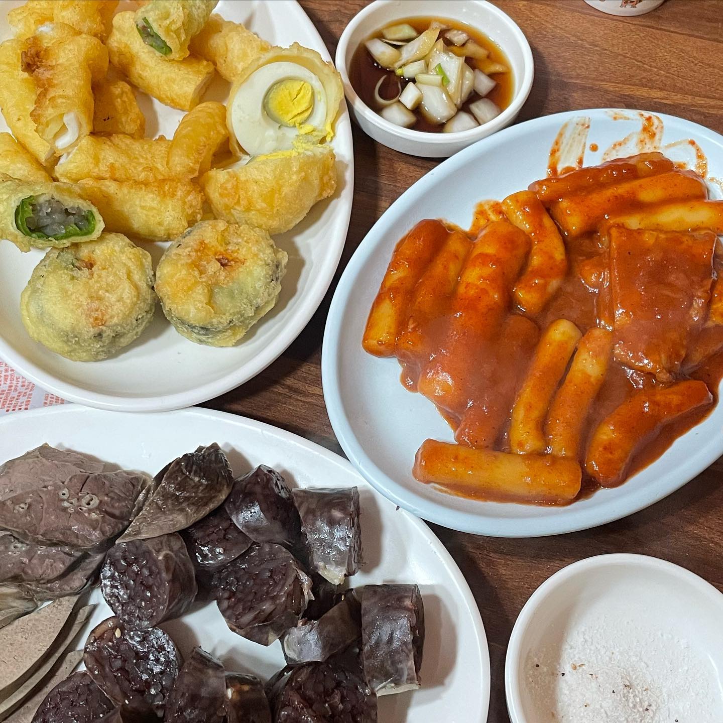 #부산어묵 #관문시장맛집

관문시장 안쪽에 튀김맛집 !!! 언니가 소개해준곳이라서 직접 가서 먹어봤어요!! 오징어 튀김 정말 부드럽고 맛있어용!! 튀김 종류도 많고 옆에 떡볶이랑 순대도 같이 파네영❤️ 분식은 사랑이죠!!!! 오랜만에 분식 먹으니까 넘 좋아용 여기는 튀김이 진짜 맛있어서 ㅋㅋ 담에 또 튀김 사먹으러 와야겠어용 

#쏘내맛집추천 #대구관문시장 #대구서부정류장맛집 #대구부산어묵 #관문시장튀김맛집 #관문시장분식맛집 #대구튀김맛집