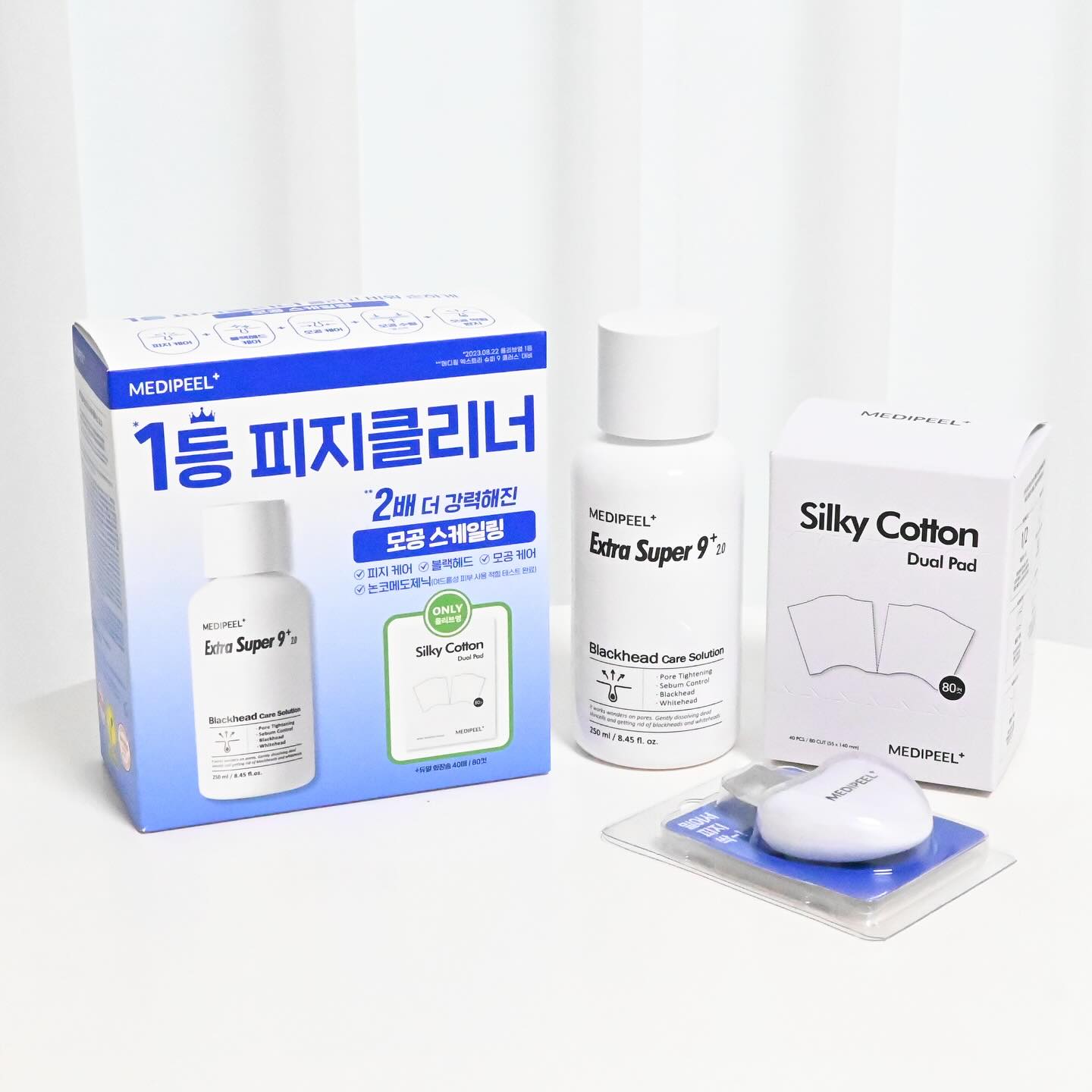 #협찬 #메디필 원조 피지클리너
평소 피지관리 어떻게 하고 계세요?
전 요즘 원조피지클리너 메디필 엑스트라 슈퍼 9+
사용하고 있는데 성분부터 효과까지 넘넘 대만족~

EWG 그린 등급 트로메타민 성분 함유로
강력해진 노폐물 케어와 자극 없이 피지제거가 가능해요!
이탈리아 비건 인증, 독일 더마테스트 완료 등
다양한 피부 테스트까지 완료한 제품이라
피부가 예민하신 분들이 사용해도 좋은 원조피지클리너❤

원조 피지연화제가 업그레이드되어
플러스 2.0으로 새롭게 만나볼수있고
추가로 피지 스크래퍼까지 증정해줘 피부자극 없이
피지만 깨끗하게 쏘옥~
메디필만의 독자성분 슈퍼9 콤플렉스로
모공 속 노폐물, 피지 한 번에 관리하세요!

#medipeel #메디필피지연화제
#엑스트라슈퍼9플러스 #메디필엑스트라
#메디필엑스트라9 #블랙헤드연화 #메디필피지클리너
#원조피지클리너 #올리브영피지클리너
#블랙헤드추천템 #블랙헤드코팩 #올리브영추천템
#피지관리 #올리브영코팩 #피지제거기 #피지스크래퍼