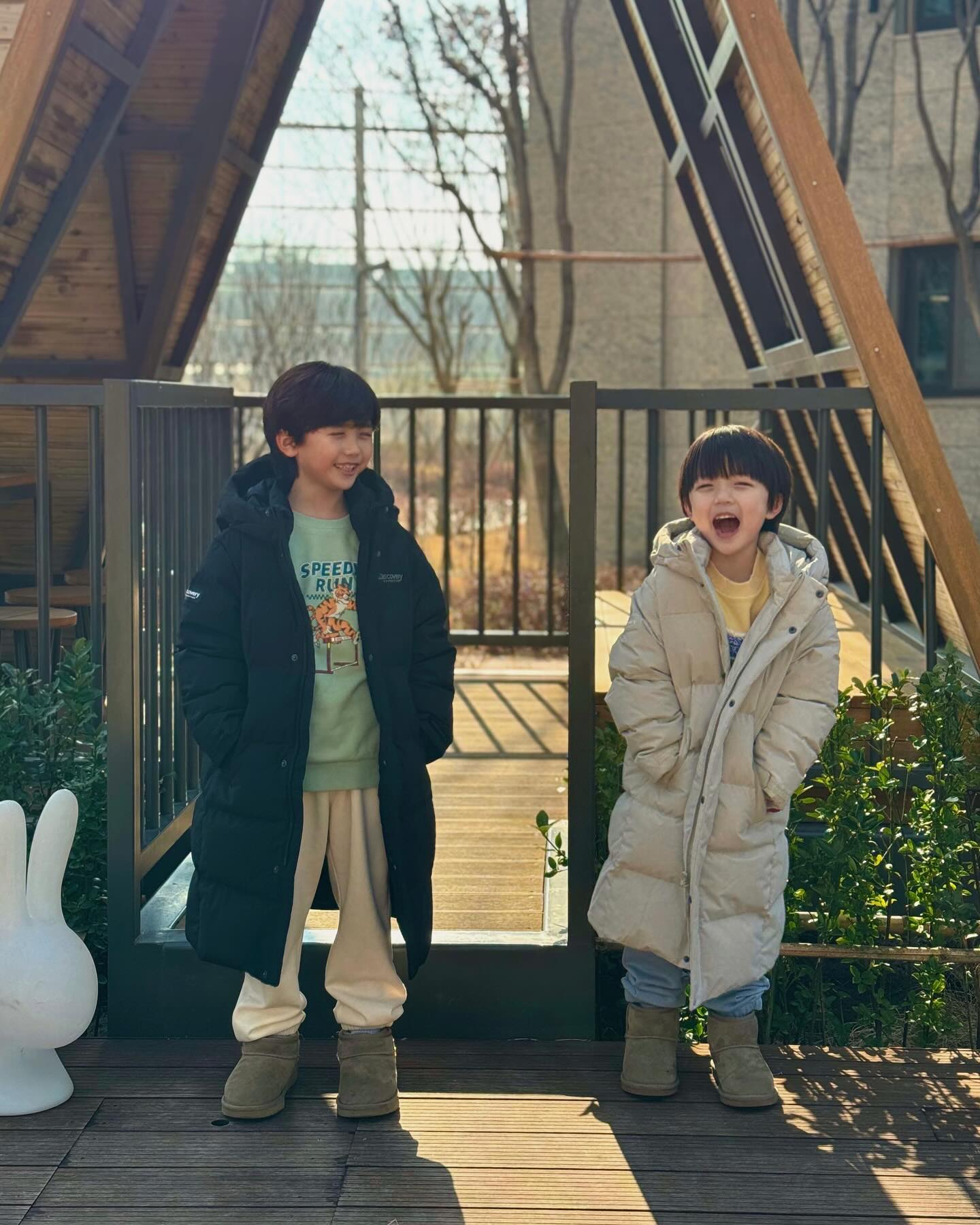 #광고 discoveryexpeditionkids_kr 

▫️디스커버리키즈 레스터G 구스다운 롱패딩

겨울에 롱패딩은 필수죠.
활동성과 보온성 모두 갖춘 롱패딩 소개할게요.
롱기장에 밑단 히든스냅을 적용하여 활동성이 좋고
겨울철 스포츠 활동에도 입기 좋은 제품이에요.
형제•자매룩이나 남매룩으로도 좋아요🙂

지환 122cm 22kg 130사이즈
지호 111cm 20kg 120사이즈

#리틀디스커버러 #디스커버리키즈 #키즈패딩
#디스커버리키즈패딩 #디스커버리키즈롱패딩
#남아패딩 #아동패딩 #주니어패딩 #키즈롱패딩 
#주니어롱패딩 #캠핑장 #야외나들이