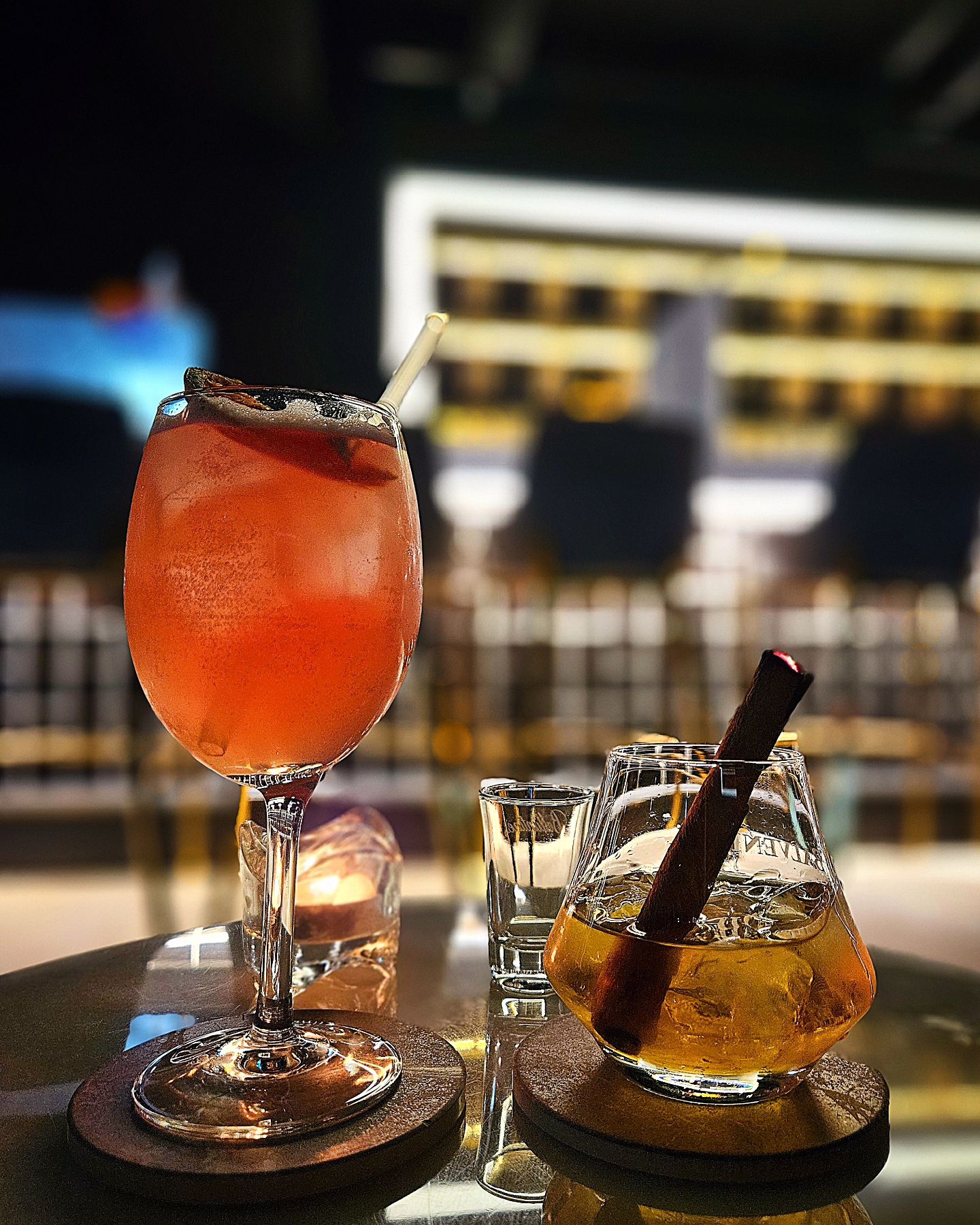 칵테일과 스텔라 생맥주, 그리고 위스키까지 무제한으로 뿌실수 있는 곳이 있다? 없다? 🍹🍸🍺🥃

무제한 칵테일바는 대학가 근처에 종종 있지만 퀄리티가 좀 아쉬운 편인데 여기는 칵테일도 괜찮은 편이고 국산 생맥이 아닌 스텔라 생맥주 무제한

거기에다 다양한 위스키를 하이볼 뿐만 아니라 니트로도 무제한 마실수 있는 주당들의 천국 🤩

물론 무제한으로 마실수 있는 위스키는 주로 하이볼용으로 사용하는 가성비 위스키들이지만 골고루 마셔보는 재미가 있네요

안주는 간단한 안주밖에 없지만 세팅비 만원에 외부음식 반입가능

삼성역 근처라 코엑스 구경하고 가기 좋았네요

마이 위스키 테이블 삼성점