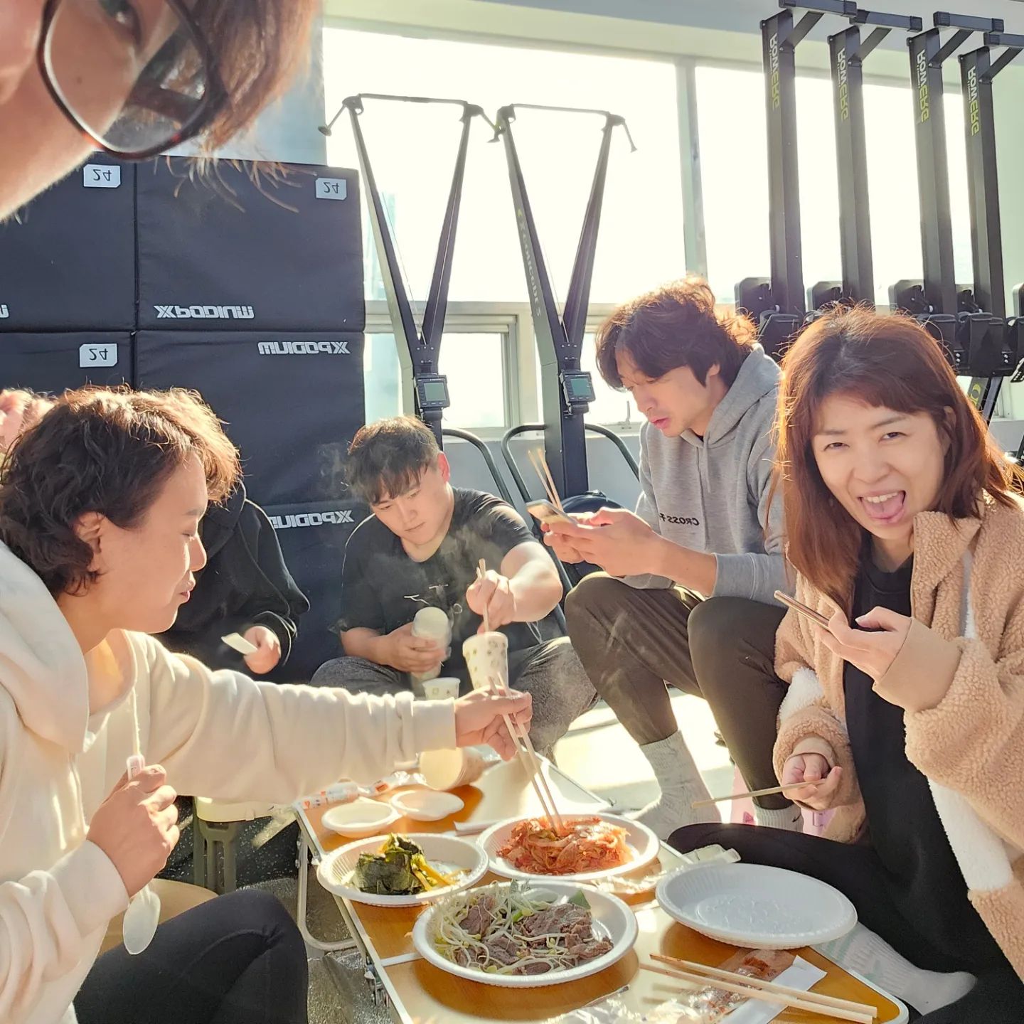 윤경언니  새벽부터 고기 수육해서 오전부 아점 챙겨주심~ (๑˃́ꇴ˂̀๑)
김장김치에 명이나물에 꿀맛이여라~~~
모두가 짐브로 회원이라 행복해염 ̳ɞ̴̶̷ ·̫ ɞ̴̶̷ ̳