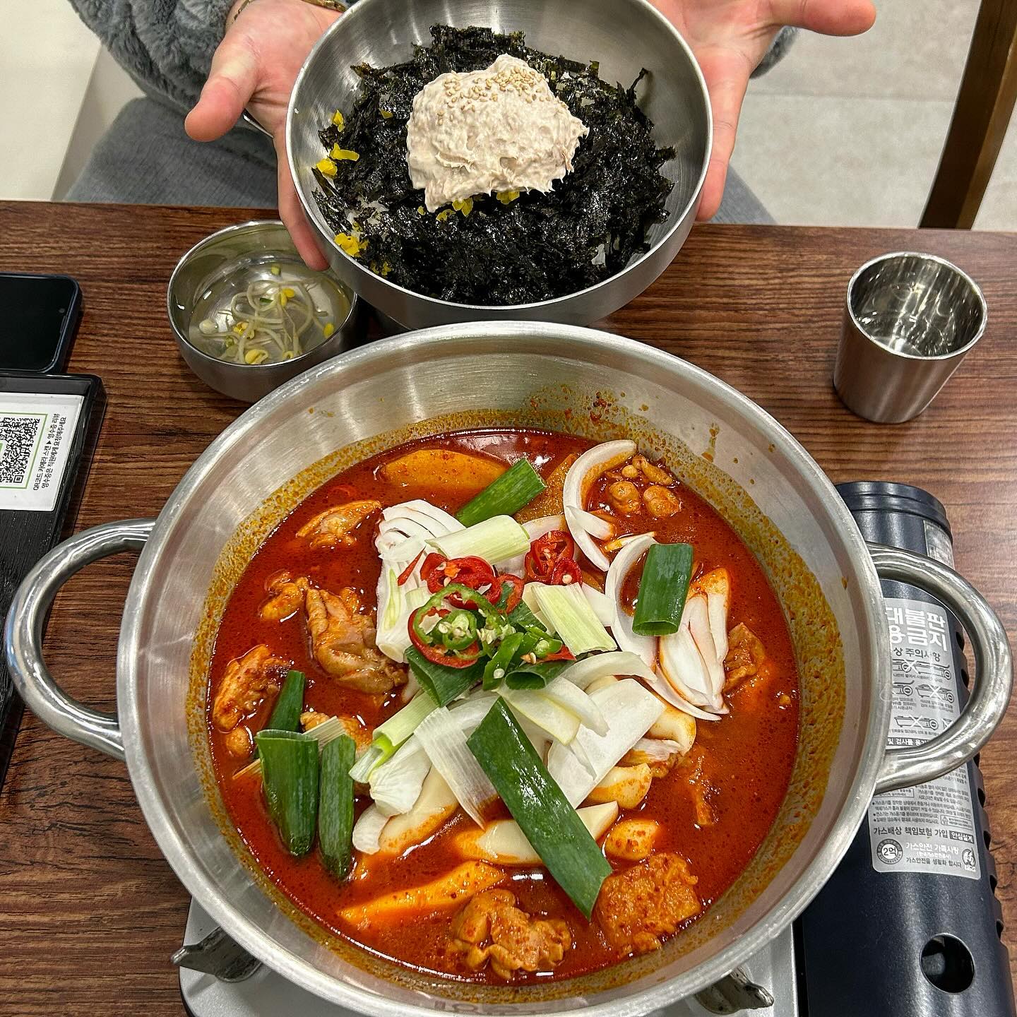 📍울산 삼산 #보끔당 

#광고

연말에 맛있는 닭볶음탕에 술 한 잔 하기 좋은 맛집 “삼산 보끔당“❤️

무려 엽기떡볶이에서 만든 닭볶음탕 맛집!
엽떡보다 엽도리탕이 더 맛있는거 아시죠 ? 맛잘알은 다 아는 사실 🤭
요즘 핫한 울산 삼산동 닭도리탕 맛집 보끔당 🔥

- 순살 닭볶음탕 29,000💰
- 참치마요 주먹밥 4,000💰

보끔당 닭도리탕은 뼈/순살 고를 수 있고 맵기도 3단계 선택가능해요 ❤️💚
엽떡에서 만든 브랜드라 더 믿고 먹는 보끔당!
이미 맛은 보장된거 아닌가요 ? 
가게 내부도 깔끔하고 술이랑 함께 먹을 메뉴로 딱이에요!
닭도리탕 외에도 찜닭, 다양한 사이드메뉴가 있어서 연말모임이나 회식장소로도 좋은 매장이에요 ❤️
삼산에서 닭볶음탕 맛집 찾고계신다면 보끔당 추천드릴게요 😊

울산 남구 삼산중로84번길 12 1층 보끔당 울산삼산점
영업시간 11:00-23:00

#협찬 #보끔당울산삼산점 #울산맛집 #삼산동맛집 #닭도리탕맛집 #닭도리탕 #울산모임장소 #삼산동회식 #연말모임