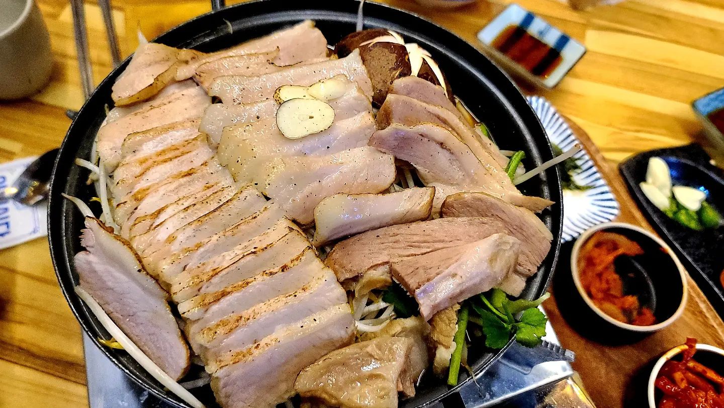 상호명 봉수육 오산점
주소 경기 오산시 내삼미로 79번길 46
전화번호 031-375-0948
영업시간 16시30분~23시
휴무일 매주 일요일
주차 같은건물 주차장에 주차가능

양작음 주의 
살은 부들부들 맛있어요
1차로가면 아작남.....

#봉수육
#봉수육오산점
#봉수육나베 #봉수육고추튀김 #오산맛집 #양작음 #별로 #내돈내산 #봉수육전골
#티비방영맛집