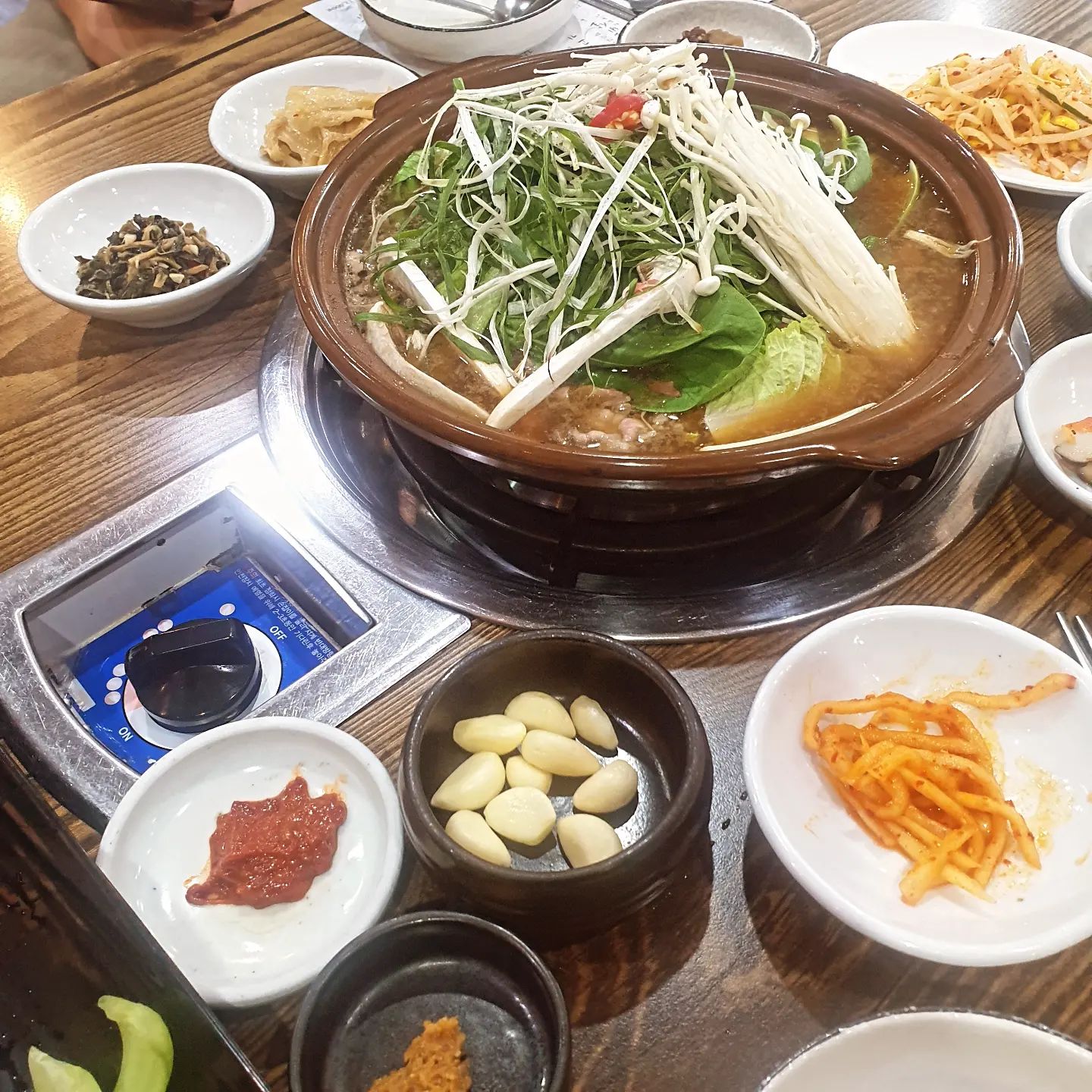 #융건릉 #쌈밥 
#장쟁이쌈선생 

공휴일이라 제육은 주문 불가라 
불고기 2인분 주문!
2인 이상 주문이며 1인 16,000원.
육수를 졸이고 졸여도 너무 
싱거워서 결국 육수 추가!

쌈이 #무한리필 
푸짐히 한끼 식사 할수 있는 곳

#공휴일일상 
#데이트맛집 #부부일상
#점심밥상 #일상생활 #일상공유