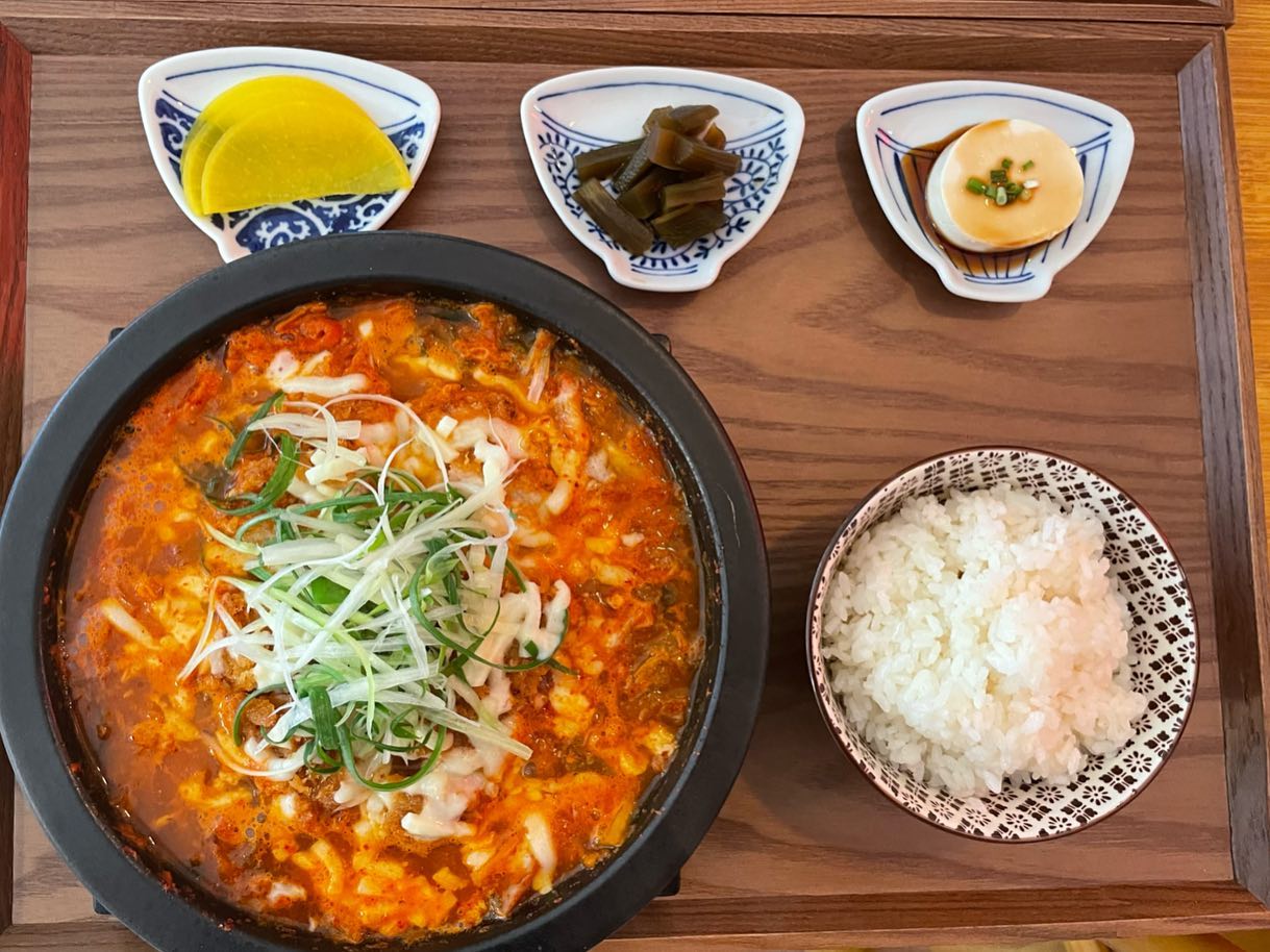 [나베식당❤️]
김치나베 진짜 좋아해서 찾아보다
새로 오픈한 “나베식당” 이러는 곳을 방문했어요 !! 
전 김치돈까스나베 남편은 새우스프카레를 주문해서 먹었는데 
#을지로맛집  발견 !!! ㅋㅋㅋ

nnnabe_11.12 
#김치돈까스나베 살짝 신맛의 김치맛에 입맛이 돋구워주면서
 도톰한 돈까스에 식감까지 함께먹으면 최고👍
#새우스프카레 처음인데 단호박,감자,당근 등 다양한 야채가 한번 구워서 들어가있어서 불향도나고 식감도 좋고
국물이 진짜 예술!! 해장하기에도 너무 좋았던것같아요!! 
( 새우 크기는 말모말모~) 

-서울 중구 충무로 43-1 1층
(을지로3가역 9번출구앞 도보가능) 
-영업시간. 11:00~21:00
-매주 토요일 휴무

#나베식당#김치돈까스나베🥘 #돈까스나베 #가라야게스프카레#나베맛집#스프카레맛집#을지로맛집#충무로맛집