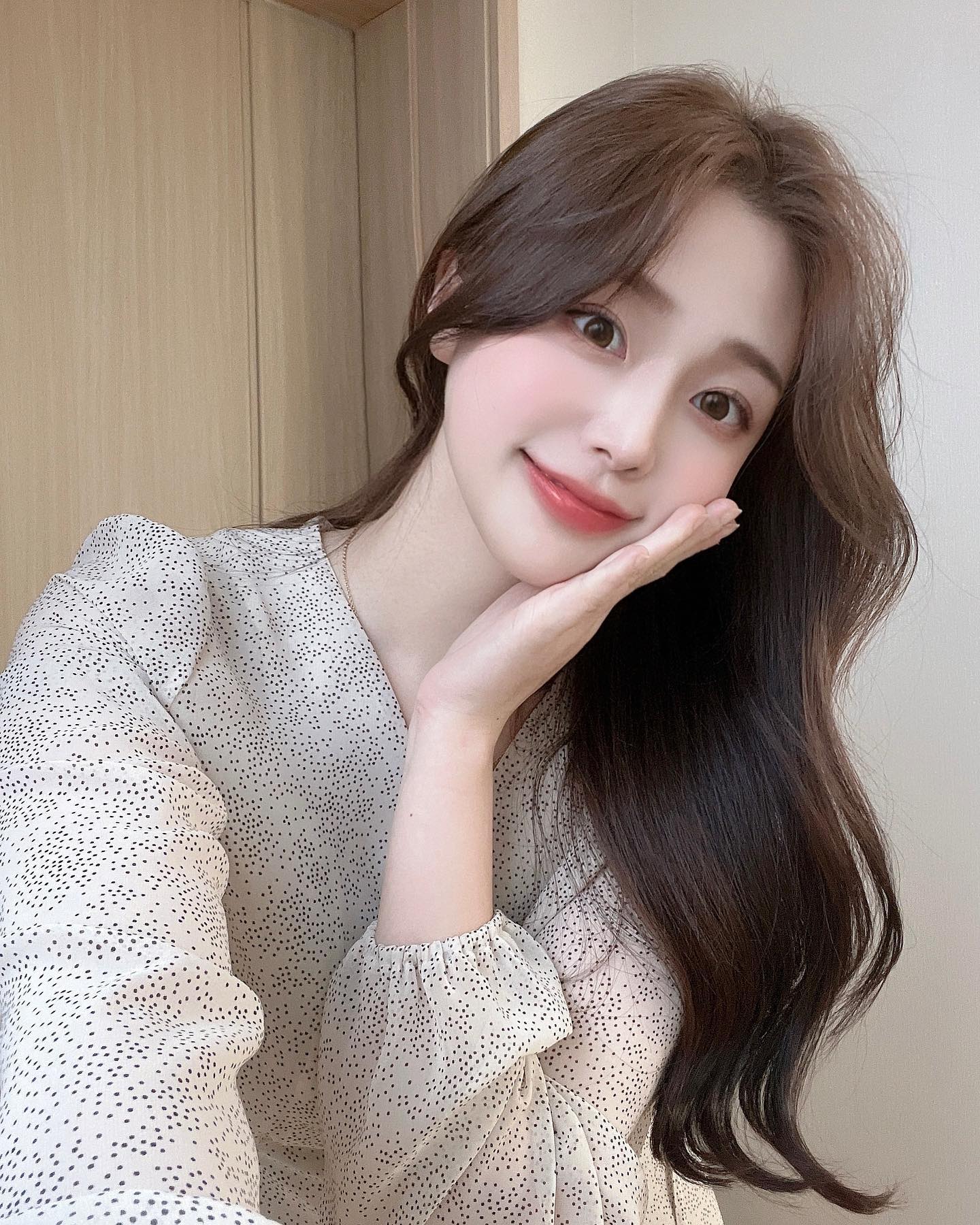 #협찬 #광고 
곧 크리스마스 ,, 캐롤 무한 반복중 ,,☁️🫧
- 제가 착용한 렌즈는 렌즈타운의 초코라또 🍫🤎
원데이 형식이라 넘나 편안하고 위생적이에요 ! 
직경과 렌즈 그래픽이 너무 이쁘고 자연스러워서 
데일리렌즈로 아주 딱이랍니다 🤎

#초코라또 #초코렌즈 #브라운렌즈 #렌즈추천 #렌즈리뷰 #컬러렌즈 #자연스러운렌즈 #데일리렌즈 #원데이렌즈