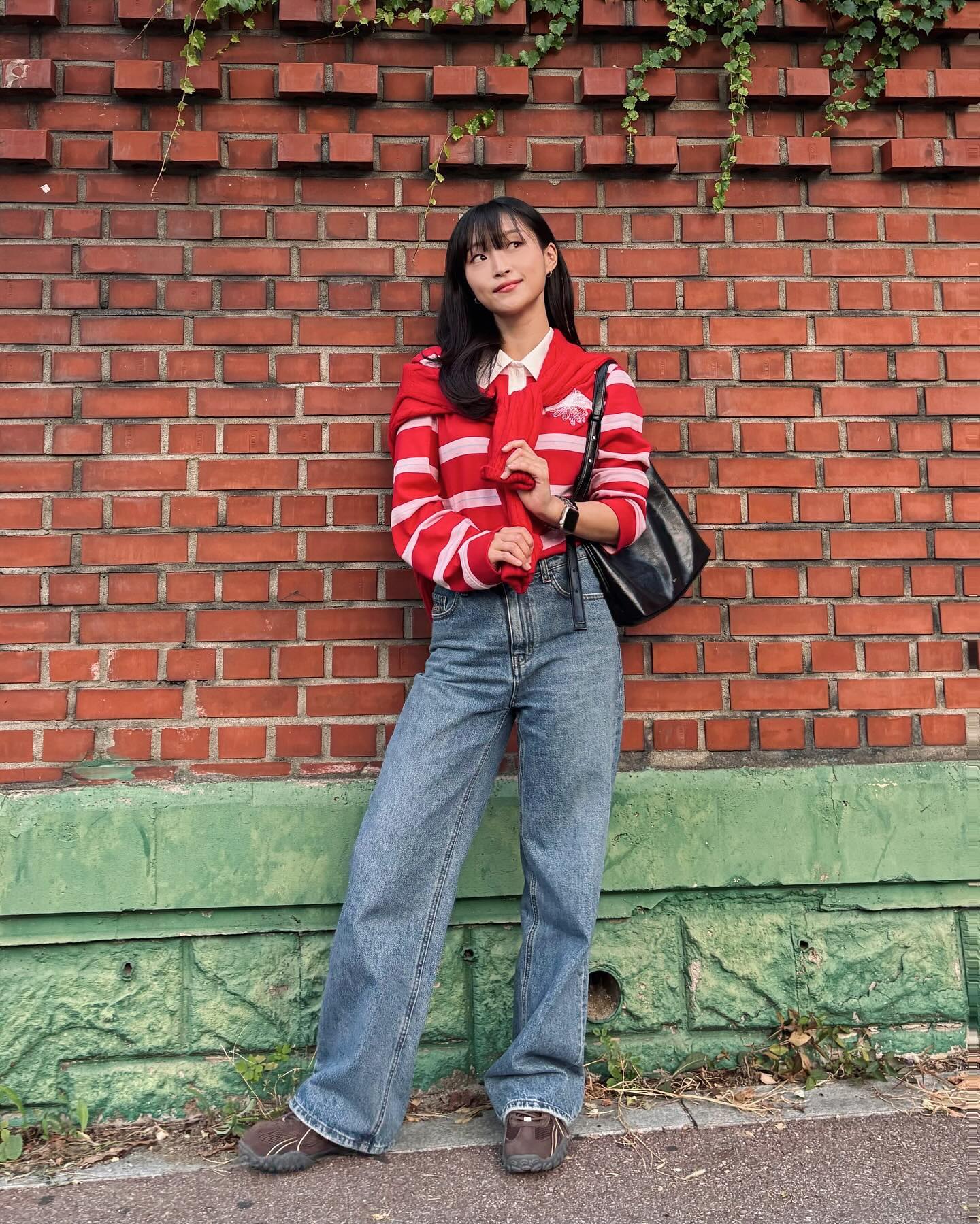 가을엔 역시 레드♥️

레트로가 너무 이쁜 요즘🍁
가을되니까 레드가 더더 이뻐보임,,🥰
대학생인냥 #레트로캐주얼 하게 입어보았뜹니다.

#레트로무드 의 레드 스트라이프 #럭비티,
그 위에 #레드풀오버 어깨에 살포시 얹어서
코디했는데너무 이뿌지 않나요..?

#마르디럭비티 중 레드에 꽂혀서 사버림
게다가 요즘 넘 핫한 #휠라 의 #에샤페초코🧸
징짜 너무너무너무 귀여운 거 있죠ㅠ 
저번달 주문 넣어놓고 받자마자 개시🫡
편하구 존예입니다 진짜 ,, 지대루 한 건 함.
(고딩 때 이후로 휠라 첨 구매ㅋㅎㅋㅋㅎ)

일교차 심한 요즘 모두 감기조오심 하세유🍂