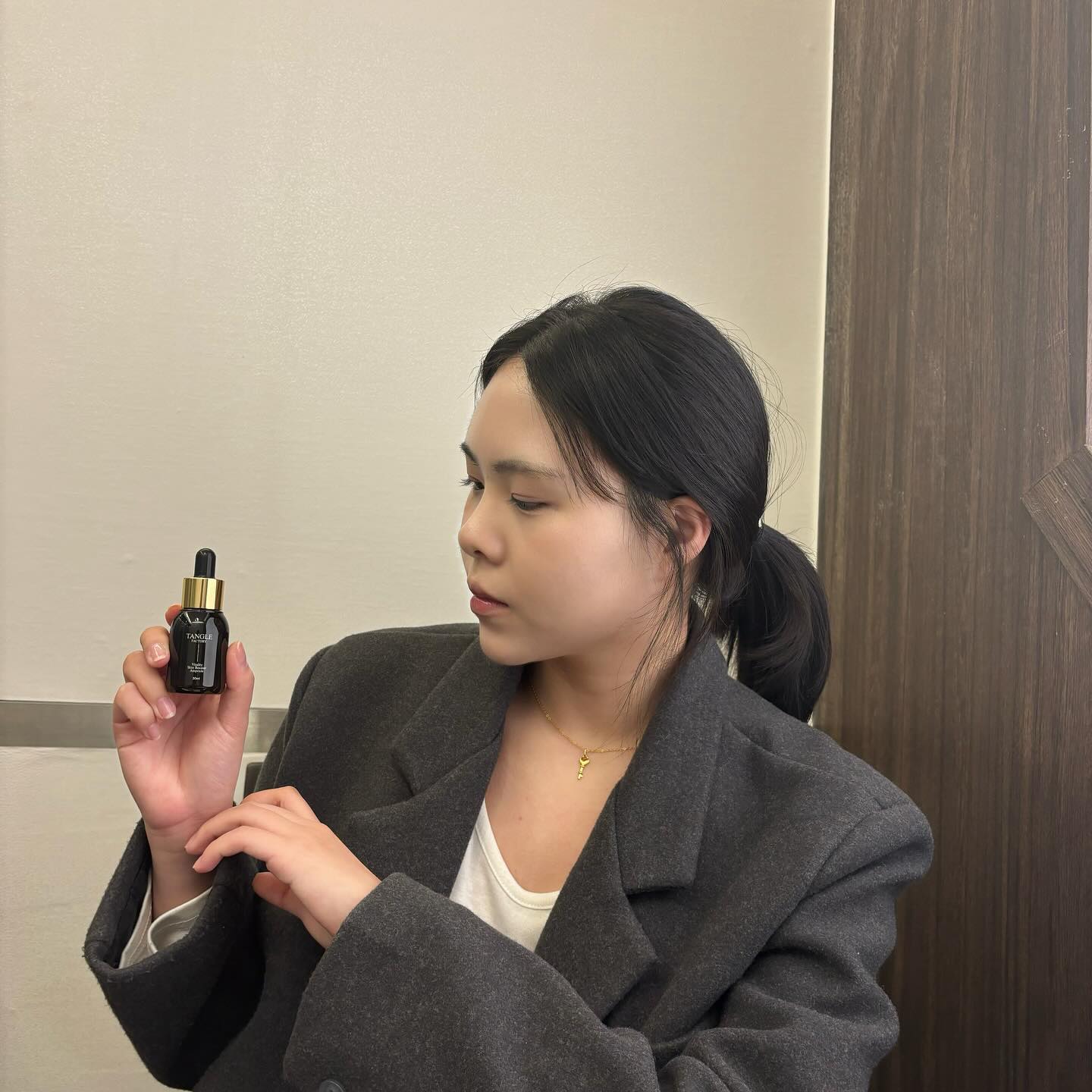 #협찬#광고

피부의 주름과 탄력의 회복에 도움을 주는 바이탈리티 스킨부스터 앰플 

흐르는 제형의 맑은 앰플로 바르자 마자 촉촉하면서 유분감이 느껴지지 않아 무겁지 않게 바를 수 있는 앰플입니당-!

- 차세대 항산화 성분인 바쿠치올을 사용
- 자극없이 효과적으로 주름과 탄력을 개선하는데 도움
- 엄선된 11종의 펩타이드 성분 사용으로 피부 속부터 차오르는 탄력
- 저분자 하이드롤라이즈드 콜라겐 사용

‼️정가 3만원 후반대 고급 성분 사용하는 제품‼️
현재 세일하고 있으니 득템하세용💗

#탱글팩토리 # 탱글팩토리 주름 앰플
