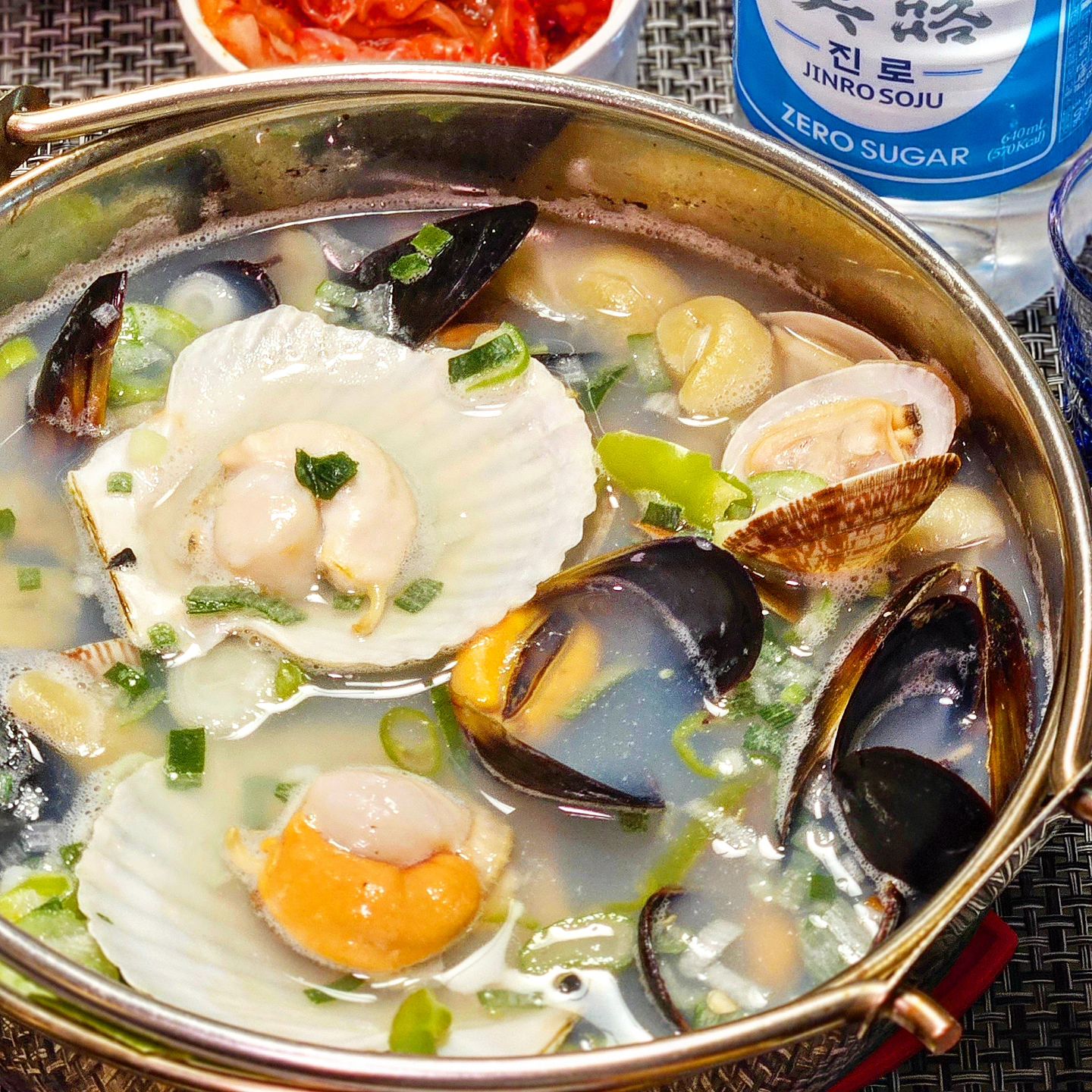 #협찬 주말 마지막 야식은 조개탕이G.

가리비, 홍합, 바지락 등이 가득 들어있어서
국물부터 시원한 맛이 미쳤다ㅠㅠ

밀키트라 끓이기만 하면 되니까
간단하면서도 술안주 뚝딱 완성이네💓

야외나 집에서도 만들 수 있고
특히 캠핑 갔을 때나
요리하기 귀찮을 때 바로 끓여만 주자

시원시원한 조개탕에 주말 마무리 소주까지
크-으💪

beomho_food 

#범호푸드 #조개탕 #간편요리 #밀키트추천 #캠핑밀키트 #조개탕밀키트 #캠핑용밀키트 #조개탕레시피 #바지락탕 #가리비탕 #모듬조개탕 #밀키트 #운몽_밀키트 #밀키트맛집