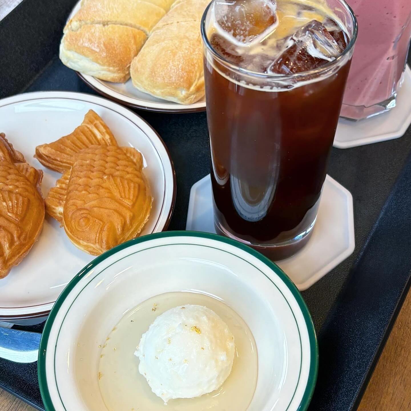 한남대 근처에 #카이막 을 파는 카페가 있다?🍨
전국각지 수많은 곳에서 카이막을 먹어본
맛도리 전문가가 직접 먹어보았습니다.
그런데 여기…범상치 않다.
지금까지 먹어 본 카이막 중 손에 꼽는다.
한 입 먹었을 때 부드러운 버터🧈와
고소한 우유의 풍미🥛가
꿀🍯과의 환상적인 맛 밸런스를 뽐낸다.
같이 간 친구는 카이막을 처음 먹어봤다고 하는데
친구 입맛에도 딱 맞는다고 하는 걸 보니
카이막 입문용으로도 좋을 맛일 것이라 생각한다.
알고보니 튀르키예🇹🇷사람도 맛있다고
직접 사인까지 하고 간 카이막 맛집이었던 것…
역시 맛도리 석사의 입맛은 틀리지 않는다.
맛을 제쳐두고서라도 이 곳의 카이막의 장점은 더 있다.
- 부드럽고 따뜻한 치아바타 빵🥖을 사용한다는 점
- 빵과 카이막의 양이 혜자스럽다는 점
- (무려) 금가루✨를 뿌려주신다는 점(!)

이곳은 카이막 찬양만 하기에는 모자라다.
다양한 음료와 빵, 과자, 크로플에 #붕어빵 🐡까지?
겨울인데 붕어빵 또 안 먹어볼 수가 없어서 바로 시켜보았다.
솔직히 카페에서 주문하는 붕어빵이 맛있어봐야
얼마나 맛있겠어 싶었는데
길거리에서 파는 양산형 붕어빵과는 차원이 다르다.
보다시피 모양도 뚜렷하고 크기와 두께도 엄청나다.
팥붕파 친구와 슈붕파인 나는
한 마리씩 나누어먹었는데
이 곳에서는 팥붕vs슈붕 논쟁이 무의미했다.
왜냐고?
다 맛있으니까.
집 근처에 이런 곳이 있다는 것은 축복이다.
#한남대 #용전동 #오정동 #홍도동 거주중인 사람들이라면
특히나 강력히 추천하는 카페다.
일단 난 자주 갈 듯
조만간 #에그타르트 도 뿌수러 간다.

<궁금할 사람들을 위한 카페 정보>
카페 이름 : 홍카페
위치 : 대전 동구 홍도동 10-1, 1층
운영시간 : 매주 화요일 정기휴무
화요일 제외 12:00~23:00
인스타그램 : https://instagram.com/hong__cafe_?igshid=OGQ5ZDc2ODk2ZA==

#홍도동카페 #한남대카페 #대전동구카페 #용전동카페 #오정동카페 #홍도동카페 #한남대맛집 #용전동맛집 #오정동맛집 #홍도동맛집 #홍카페 #협찬 #리뷰노트 #카이막맛집 #붕어빵맛집

* 이 글은 리뷰노트를 통하여 본 업체에서 제품 또는
서비스를 제공받아 작성된 글입니다.