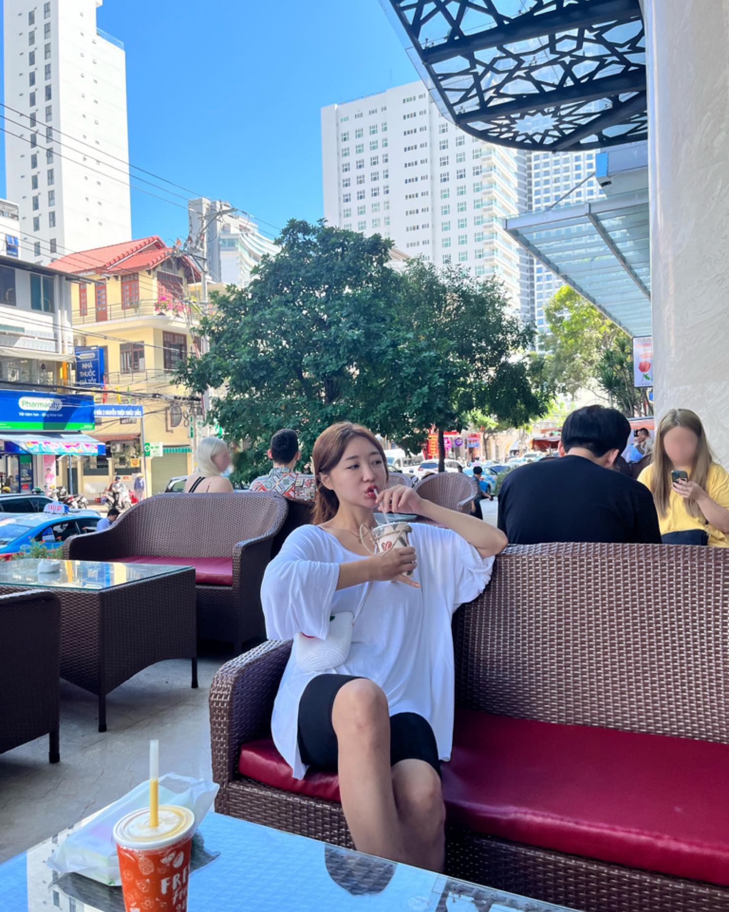 ㅇㅑ 시장✨
망고쥬스 사러갔다가 모델할래? 해서 해본....머리
더듬이 같고 예뻐요^^^^^^^^^^만족만족 👩‍🦱👩‍🦱
앞에 사람들이 우르르 구경하고 가셨지만 
이또한 추억거리 맞지? 진짜 다해보고가네ㅎㅎ
아임쏘 햅삐!!!😗😗
#🇻🇳#🤍