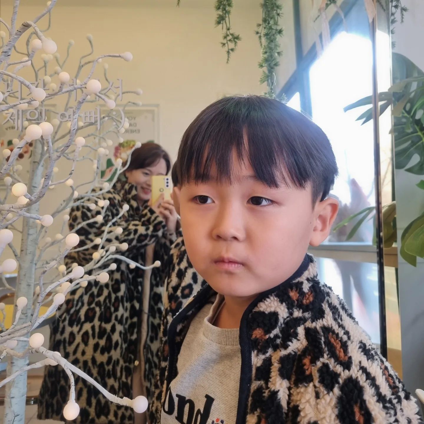 #엄마랑아들커플룩 #서준이는방학중 #엄마따라다니기 

엄마 방댄 끝나고, 요가 끝나고. 
2시간 넘게 기다려준 서준이와 함께😍
샐러드가게 들어갔는데
여기서도 한참 기다리고...ㅋㅋㅋㅋ
서준아, 너가 생각하는 방학이 이런게 아닐텐데🤣

거울에 엄마가 하고 싶은말이 써있다❤️
"니가 여기서 제일 예뻐"