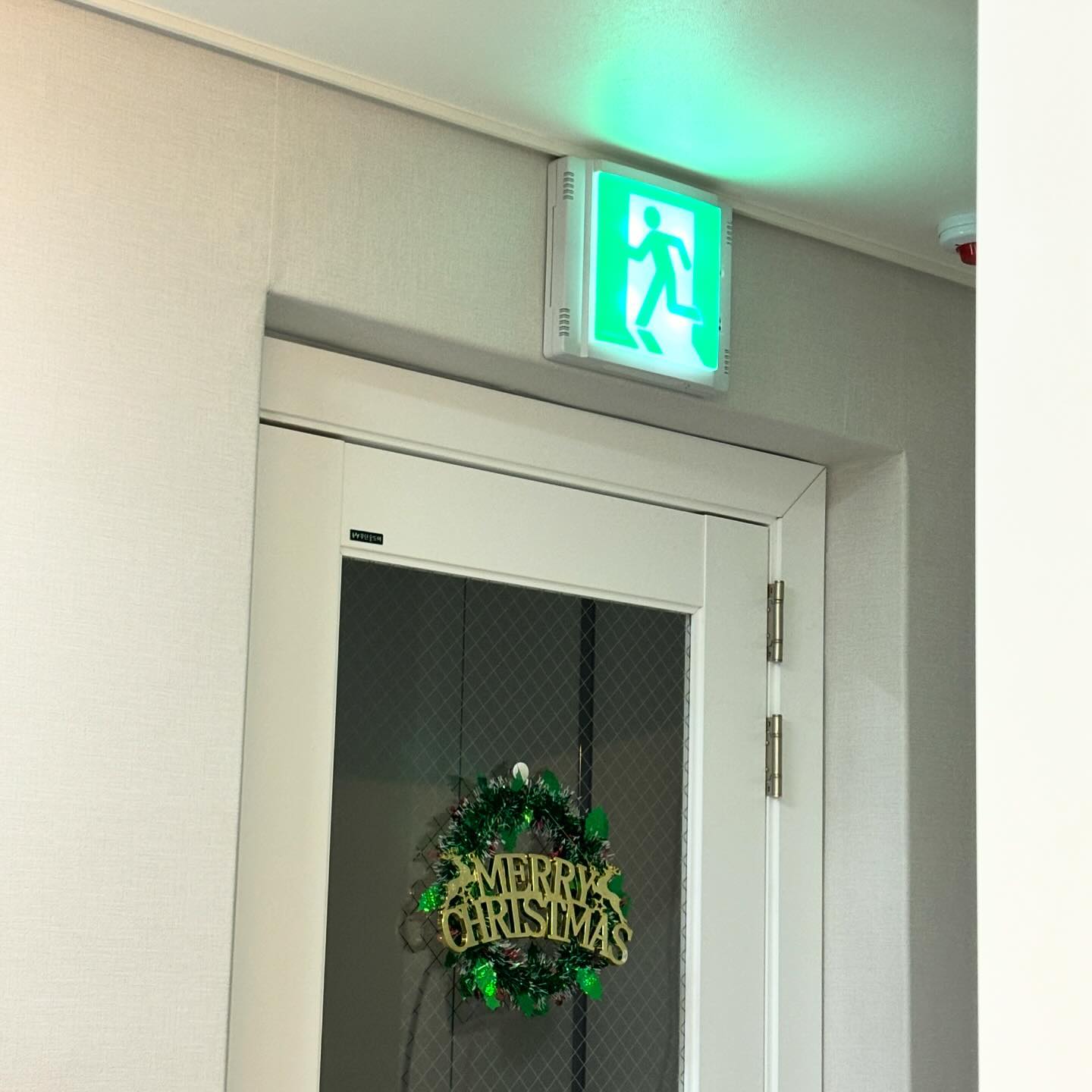 누구 도망가라고 저렇게 달아놨는데
#EXIT