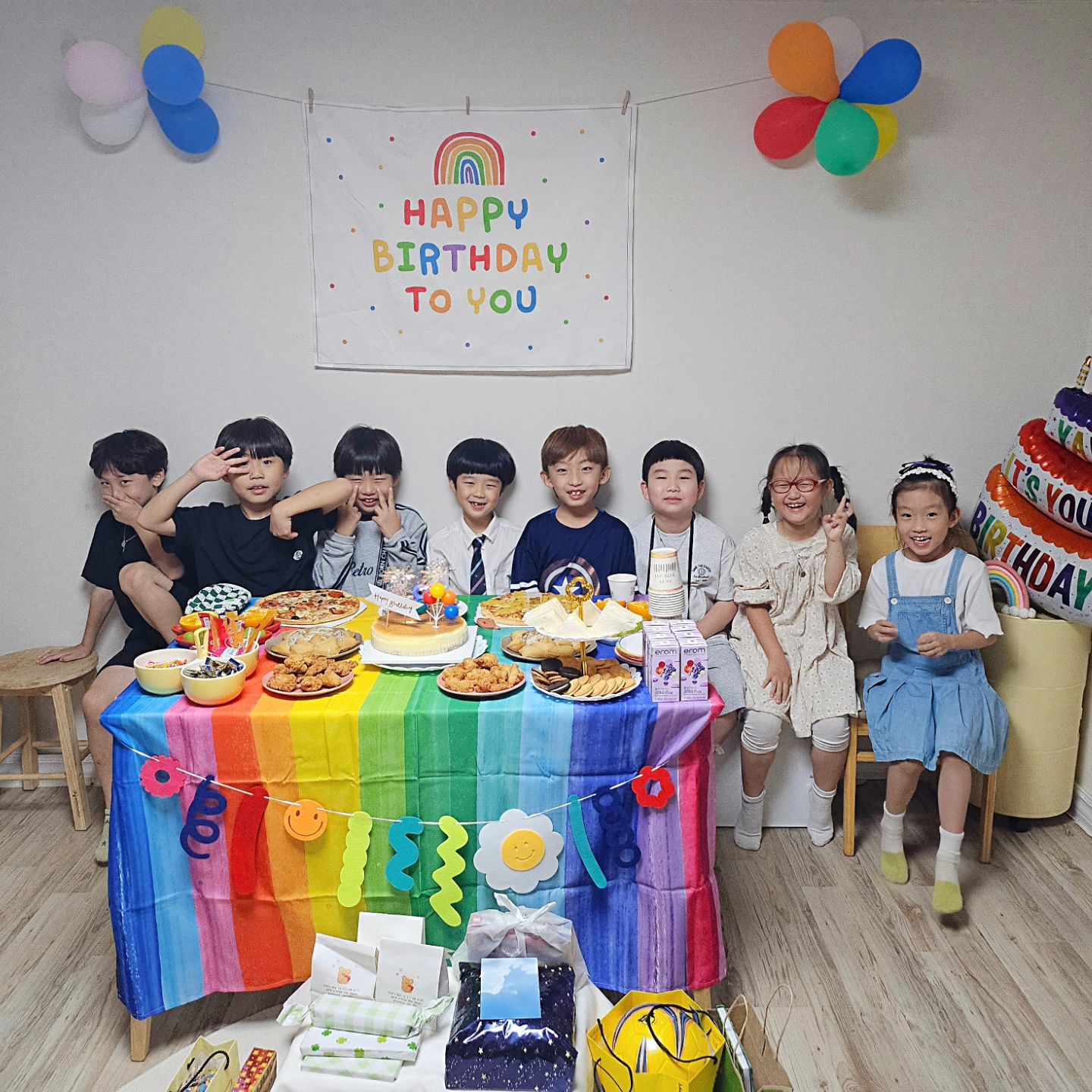비록 여자친구는 못왔지만 너무 행복했다는 이안이와 친규들😆이렇게 여럿 만나도 4시간 가까이 폰도 안보고
싸움한번 없이 잘 놀아줘서 고마웡 순댕이들😆
3반 까불이 윤,윤,박 셋이 빙고하고 
학교생활이 눈에보인닷 건전한 초딩들 ㅋㅋㅋ😁
