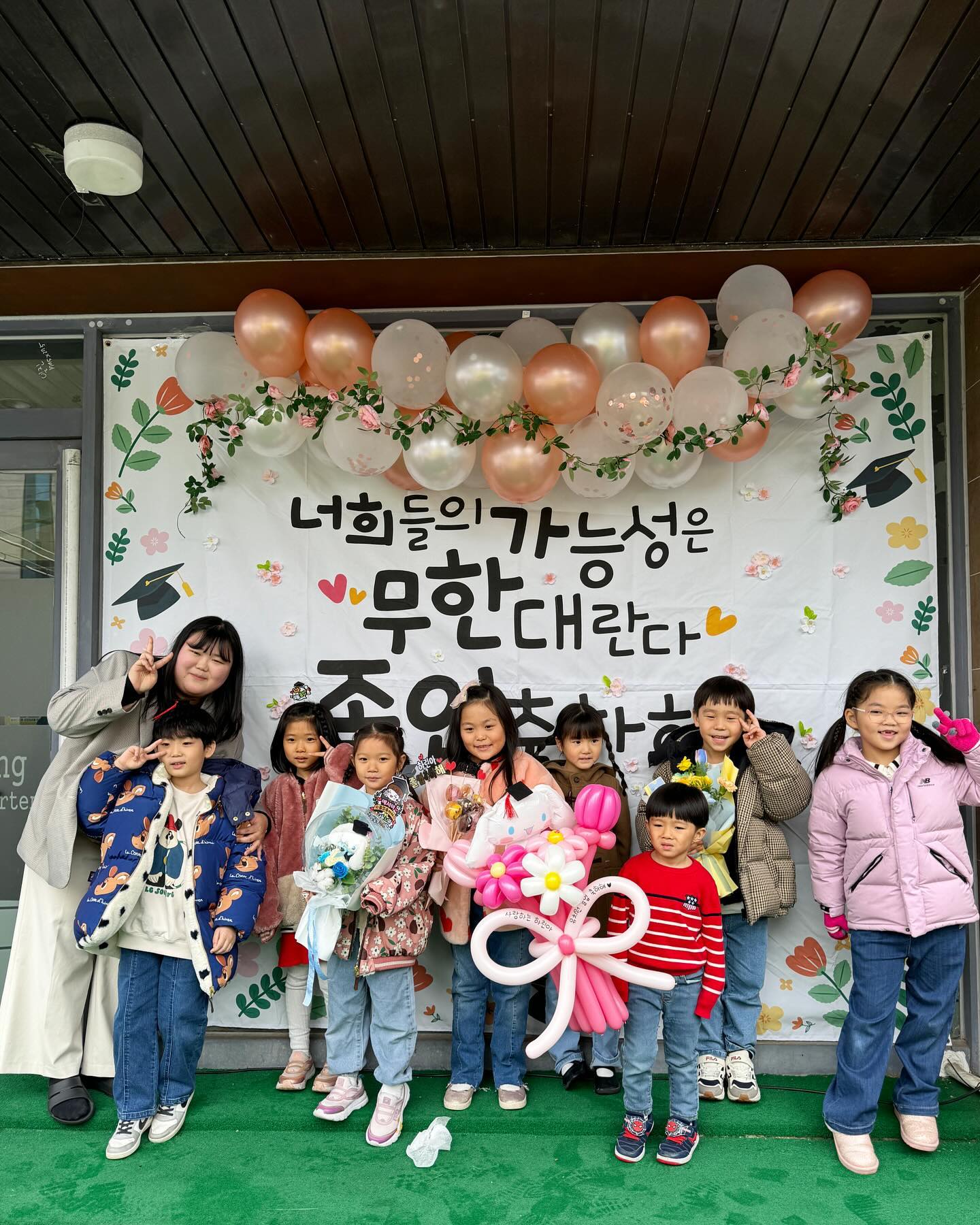 .
헤어짐은 늘 슬픈법,,🩷
3년동안 좋은 선생님분들 덕분에 즐겁게 잘 다녔네
울고 웃고 정신도 없던 졸업식 시간내서 또 만나자 친구들아🫶🏻

음악 넣으니 왜 또 뭉클해지는🫣
(앞니 다 빠졌을때 찍은 졸업식 사진 누구세요?ㅋㅋ)