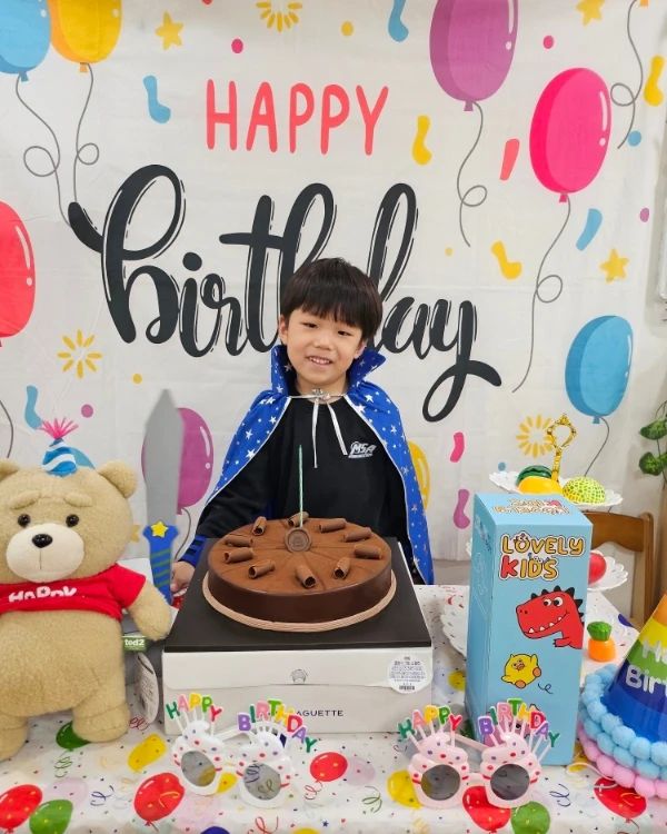 넘나귀여운 우리둘째 6살 생일 너무너무 축하해🎉🎉
건강한 어린이로 자라줘서 고마워❤️❤️
앞으로도 아빠,엄마,누나 잘 부탁해!!!
.
그리고 5년동안 이 아이 키워내느라 고생한 나자신에게도!
수고했다고 오늘은 맛난거먹고 즐기라고 치맥♡
ㅋㅋㅋ whgdmsman 고생했네 자네도!!
.
.
.
#아들생일 #HBD #6살생일 #돼지띠아들🐷