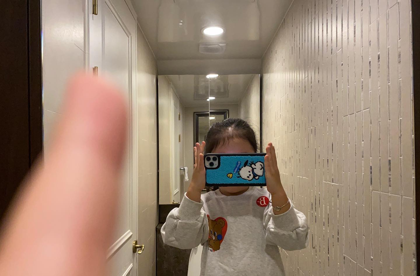예쁜 색감에 귀여운 강아지 옹동이🐶
뽀송뽀송 촉감 까지 더해지니 귀여움 x100

#거셀 찍을 맛 나네🩵

#광고 #협찬 #자영이꺼  #자영이꺼서포터즈 #아이폰케이스 #폰케이스맛집 #케이스맛집 #귀여운케이스 #캐릭터케이스