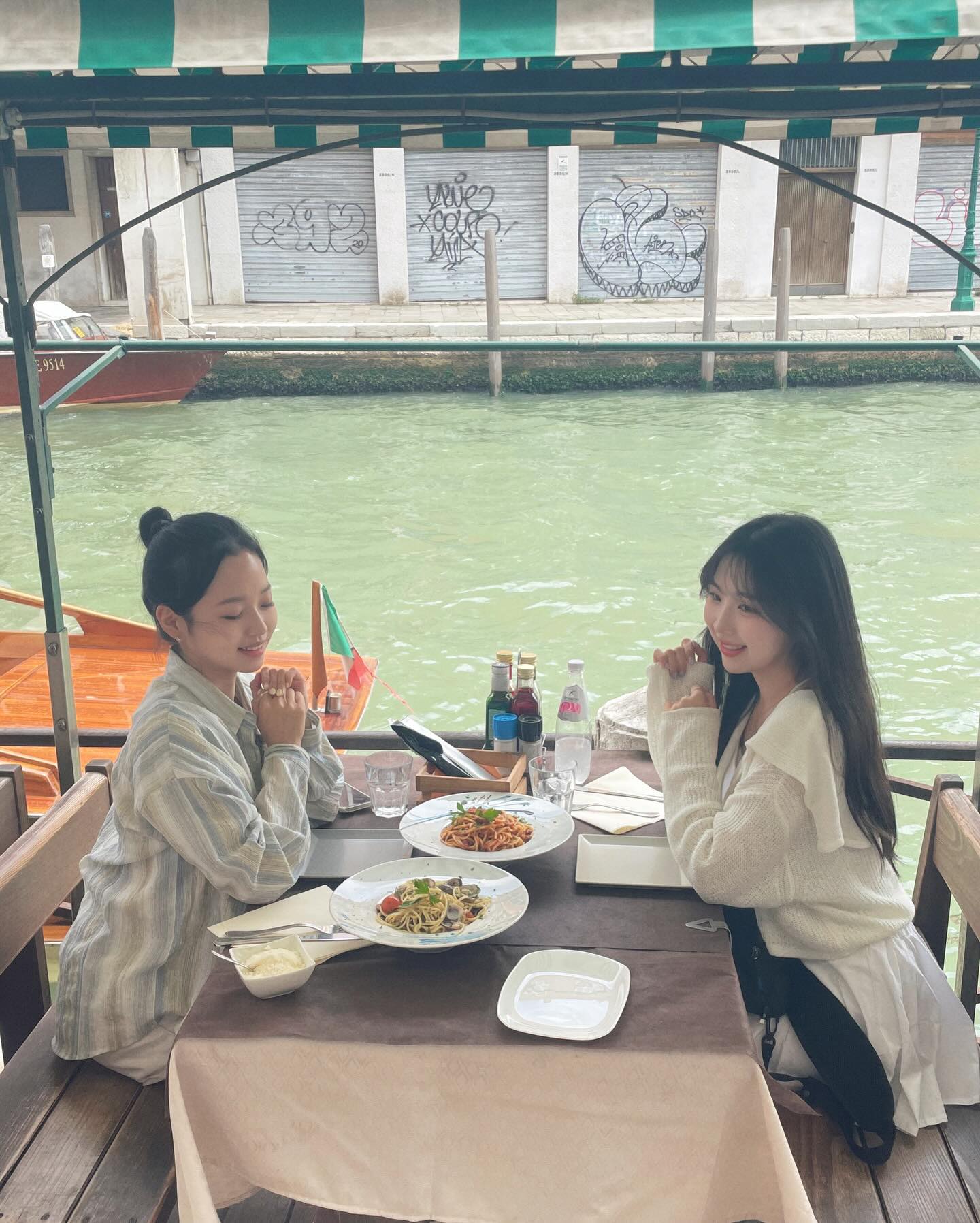이탈리아에서는 서윗한 신사분들에 관한 기억이 많아요...^^🇮🇹
베네치아에서 간 이 식당 직원분이 정말 친절하시고 어디서 왔는지 몇 살인지도 물어보시고, 이탈리아어 미니 강의 해주시고, 드링크도 서비스로 주셨는데 마시고 보니 술이었던 것,,, 

이탈리아 오자마자 파스타 갈긴 우리,,, 어딜 가든 뷰 맛집이었던 베네치아🤌🏻🤌🏻