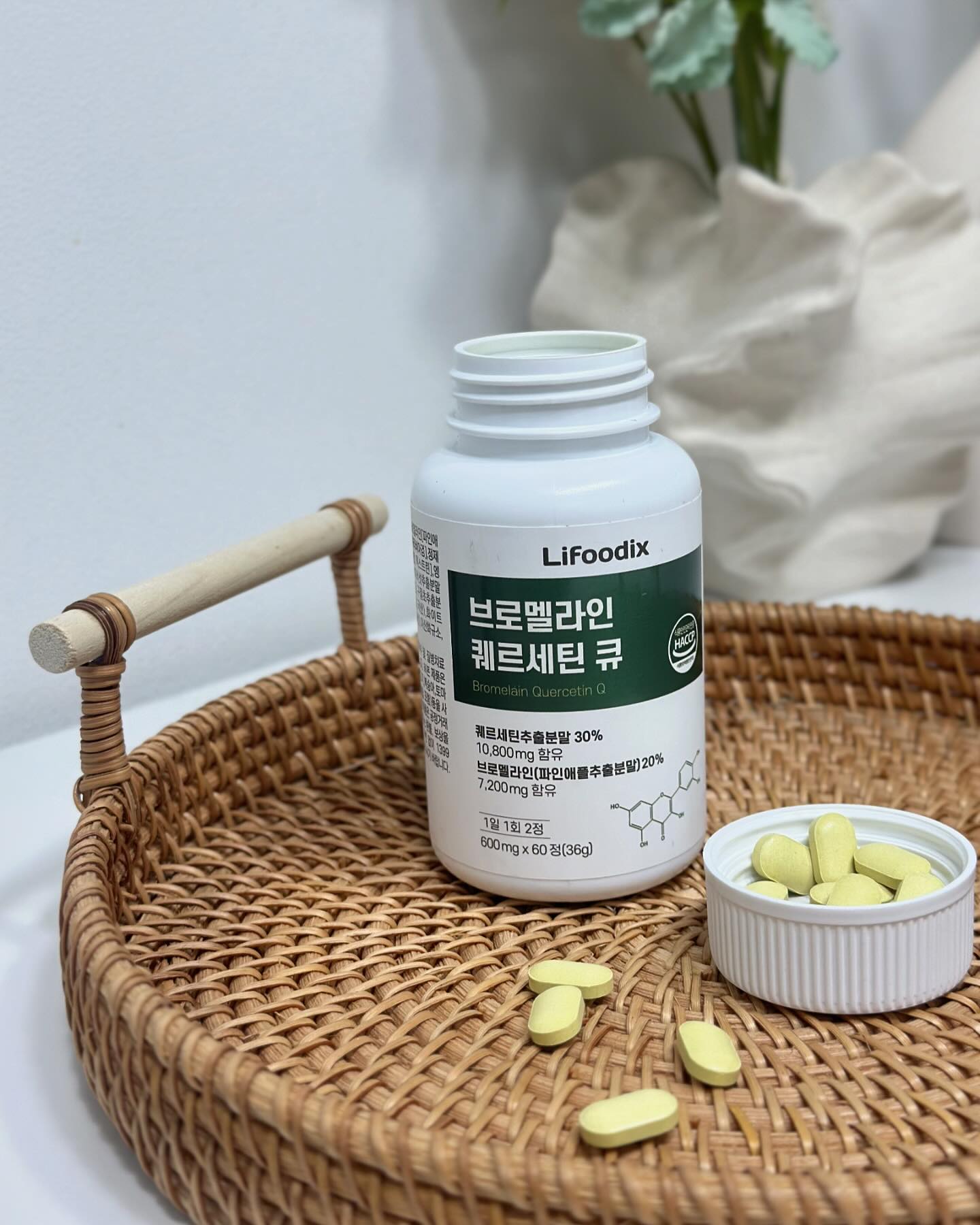 #협찬

요즘 퀘르세틴이 들어있는 제품들을 챙겨먹는게 추세인듯해요! 저는 이번에 이 제품으로 바꿨답니다 :) 

특히, 요즘 잠을 푹 자지못해 피곤하고, 몸에 발진까지 올라오는듯했는데 생각보다 빨리 낫지않아 힘들었어요! 체력도 예전같지않고 피로감이 쉽사리 없어지지않고, 면역에 좋은 습관 식품들을 찾아 먹고있는데 요게 딱이였답니다 !

독일산 95%이상 고순도 프리미엄 퀘르세틴을 이용한 라이프딕스! 파인애플 줄기에서 추출한 단백질 소화효소 브로멜라인이 염증억제는 물론 혈관 건강까지! 특히 혈압을 낮추는데 좋기때문에 챙겨먹기 딱이였어요.

1통에는 무려 양파 320개와 파인애플 8통이 들어있다는 사실! 천연 재료로 만들었기 때문에, 온 가족이 함께 먹을 수 있어 더 좋아요. 작은알약으로 목넘김도 좋고, 이런건 한두번이 아니라 꾸준히가 답이라던데 하루 한번 꾸준히 먹어보기로 하겠습니다!

네이버에서 라이프딕스 퀘르세틴을 검색해보세요!
https://smartstore.naver.com/l