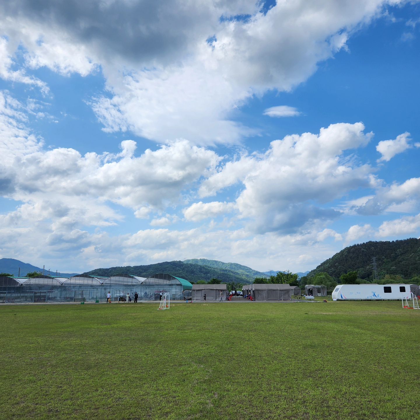 경북 아이랑 가기좋은 캠프닉추천 🏕

📍솔가람피크닉

11:00-19:00 
긴긴시간 이용가능한 가성비좋은 캠크닉장이에요.

▫️엄청 넓은 잔디운동장
▫️큰 모래 놀이터 
▫️트램펄린
▫️인공물길 (물놀이가능)
▫️개별수영장가능한 자리 있음
▫️바베큐 가능
▫️외부음식 반입가능

킥보드,물총,모래놀이장난감,비눗방울등 놀잇감 챙겨가면 
더 좋아요 ! 아이 발바닥이 땅에 붙어있지않고 하루종일 
뛰어다녀서 빠른육퇴가능하답니다👍 

#경북캠크닉 #캠크닉 #성주아이랑 #경북아이랑 #성주캠크닉 #솔가람피크닉