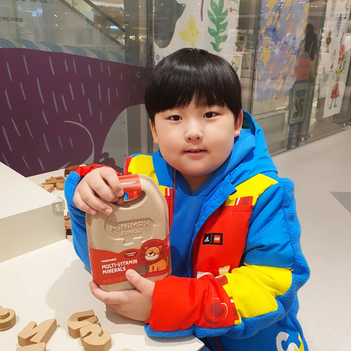 #광고 🦏 minimax.official
"얘들아 그만 좀 먹으면 안되겠니?"
비타민인데 맛있다며 자꾸 먹는 아이들🧒
미니막스 정글은 아이가 먼저 찾으니까 비타민 어렵게 먹일 필요가 없어요!!

🍓딸기맛 구미젤리로 설탕, 감미료 없이, 딸기농축액과 딸기향을 넣어 풍부한 과일 맛으로 정말 맛있더라구요! 설탕, 물엿을 사용하지 않아 치아 걱정도 뚝🦷
위생적인 개별 포장으로 하나씩 챙겨주기도 편하고, 외출 때 챙겨다니기도 좋지요!

비타민E/C/B6, 나이아신, 비오틴, 아연, 셀렌, 몰리브덴, 망간 등 하루에 2개씩 먹으면 든든! 성장과 발육을 위해 꼭 챙겨줘야겠어요😊
.
.
#미니막스 #어린이비타민 #비타민젤리 #키즈비타민 #동아제약 #미니막스정글
