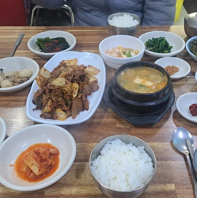 #새만동식당
오징어볶음 돼지고기볶음 리얼 불맛 넘 맛있고요.
엄마가 차려주는 정성밥상을 가성비 좋게 즐길수 있음!
경북여상, 경북예고 근처 대박 맛집~
나랑 밥한끼 할사람
여기서 우리 만나욤 ㅋㅋ 

새만동식당
대구 남구 명덕로36길 15
https://naver.me/GrwaiLZ7

#명덕역맛집 #경북여상 #경북예고 #명덕역 #대구맛집 #대구가성비맛집 #대구저렴한맛집 #대구한식맛집