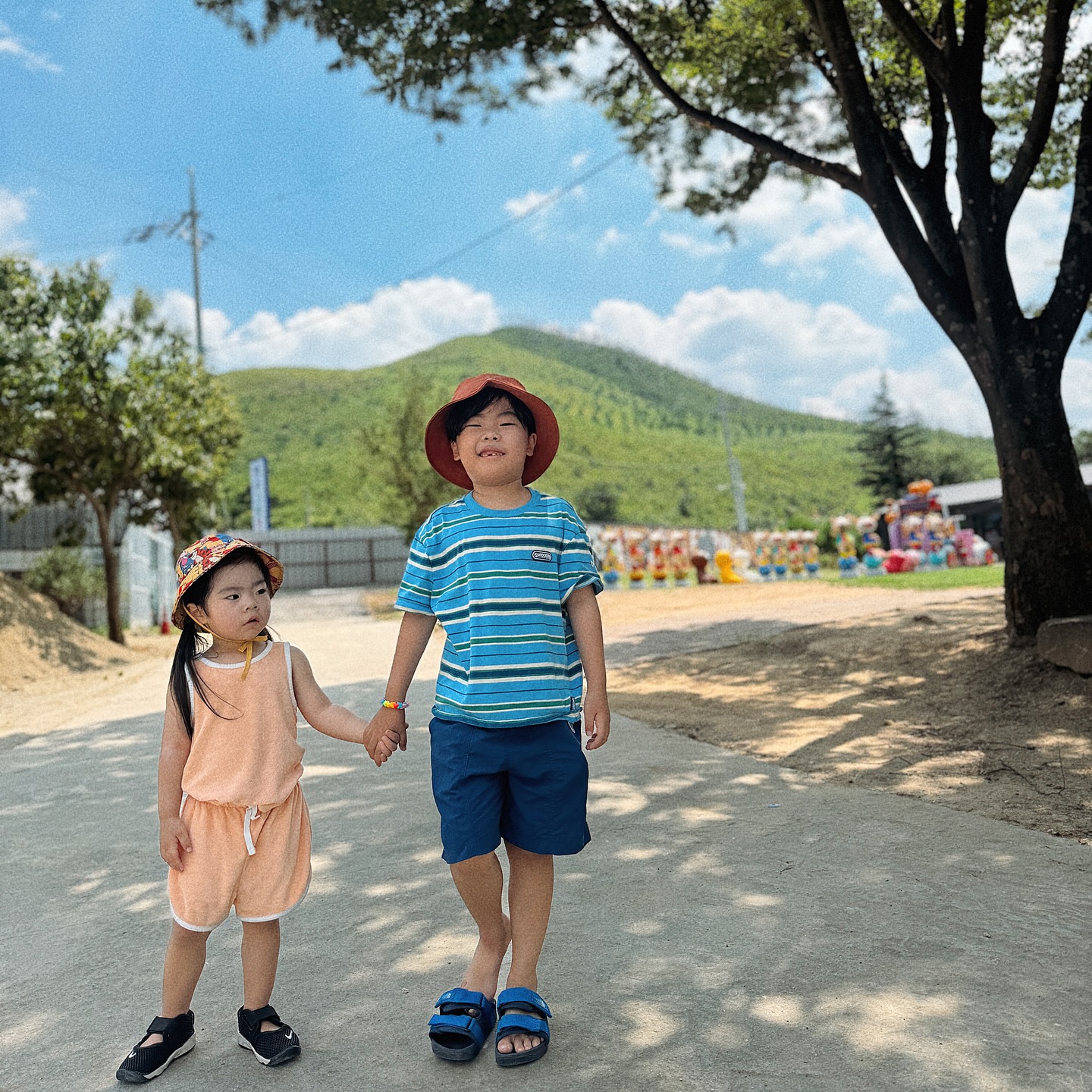 D.2520, D.1057
-
일어나자마자 동해로 출발
더 더워지기 전 오전에 쌍둥이 동물농장에 다녀왔다
근데 오전부터 덥다
땀 찔찔 흘리면서 그래도 잘노는 녀석들 ㅋㅋ
원숭이가 놀래켜서 울긴 했지만
작고 귀여운 동물들도 많아 또 금새 까먹음
헐아버지랑 외삼촌네 가족과 함께하니 더 좋음 ㅋㅋㅋㅋ
#예예남매🧒🏻💖👧🏻 는 외삼촌을 사랑하지.. ㅋㅋㅋㅋ
너무 더웠지만 휴게실과 매점덕에 살았네
놀리기구는 꼭 타고싶다기에 하나만 태워줬다
(너네 엉덩이 불날까봐 하나만 태워준거야..)
.
.
#쌍둥이동물농장
.
📍강원 강릉시 옥계면 천남리 364-49
⏰ 매일 10:00~18:00
🎫 20개월 이상 9,000원(먹이포함)
젖소우유체험 2,000원
.

.
.
#예예남매🧒🏻💖👧🏻_동해
