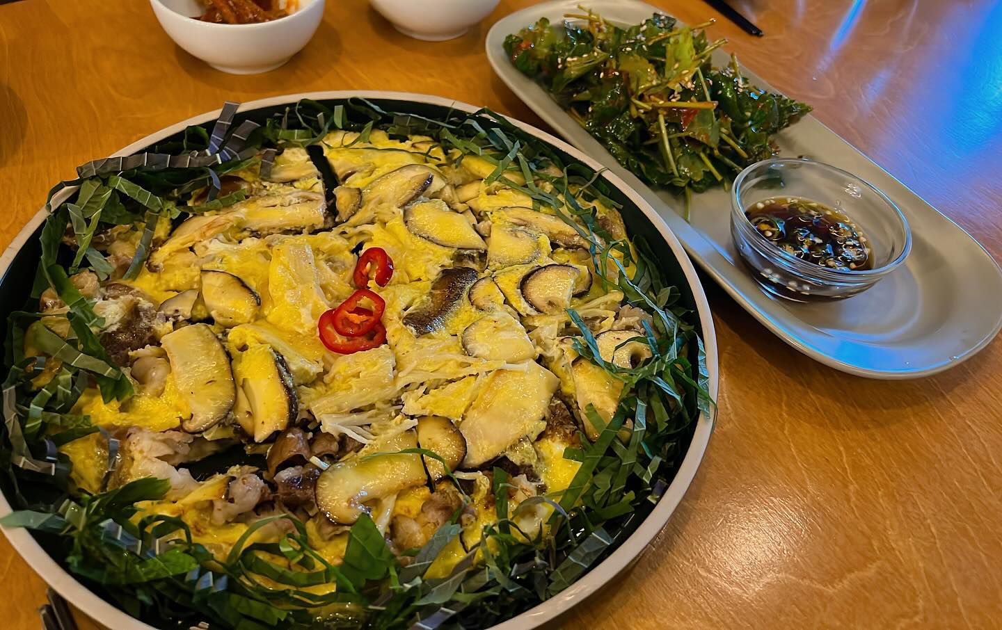 -
#20231228 

상호명 : 늘발산
위치 : 서울 강서구 마곡동로4길 15 1층 104호
소고기버섯육전(20,000원), 늘 감자채전(20,000원), 
양송이프라이(11,000원), 감태김밥(9,000원)
백련(9,000원), 대대포레드(13,000원)

발산역에 위치한 요리주점!! 
전통주를 파는 곳인데 매번가서 맥주, 소주만 먹어서 ㅋㅋㅋ
이번엔 전통주(?)마셔보러 다녀왔어여 ㅋㅋㅋ
늘타락떡볶이를 먹고 싶었지만 한발(?)늦어서..못먹었지만 ㅋㅋ
배가 너무 고프게 방문한 우리는 엄청 이거저거 먹었어요 ㅋㅋㅋ
여기 음식도 맛있고 분위기도 좋고 술도 맛있고 좋아요 👍👍👍👍👍

#자취생음식 #송별회 #돌아와요 #발산 #맛집 #발산맛집 #전통주 #굿 
#안주빨그녀들 #극i #건강하게먹기 #잘먹었습니다