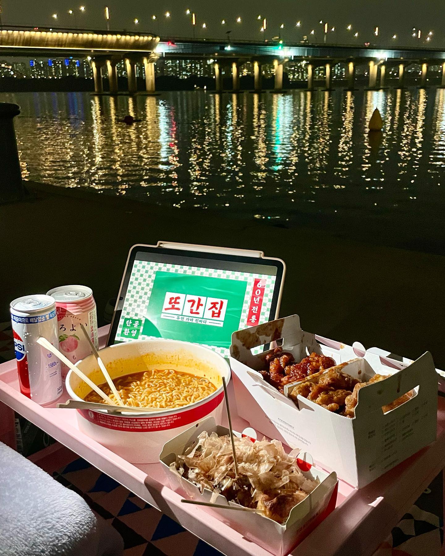 <뭐가 더 필요한데.. 낭만 한 스푼이면 됐지🌉>

현실은, 그 낭만값이 무시무시하다는 거
- 레허반반순살 26,000원
- 타코야끼 5,000원
- 라면, 맥주 11,200원
- 테이블,담요,매트 10,000원..+체력등등

2023 마지막 한강, 내년에 또 보자🫶🏻

#한강공원 #여의나루 #서울데이트 #핫플 #한강