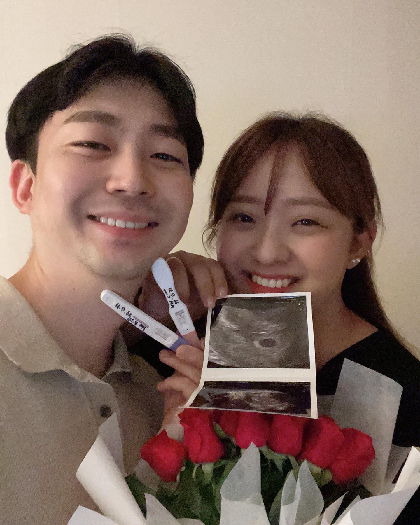우리 봉봉이에게 동생이 생겼어요👶🏻 
아직 12주W2D라 조심스럽지만 병원에서 아주 건강하다고 하네요💓

햇살아 엄마 괴롭히지 말고 건강하게만 자리다오.(p.s 아빠올림)

지금은 입덧보다 먹덧이 심해서 삼시세끼 다 챙겨먹는 중🤣 #먹덧지옥🐷 경험중이지만 
그래도 엄마.아빠는 (어색) 행복한 하루하루를 보내는중이야 
반가워 햇살아👶🏻
우리곁에 와줘서 고마워☀️
.
.
.
#임밍아웃 #신기해 #봉집사대기중 #태명은햇살이 #12w2d #용띠맘 #건강하게만태어나줘 #사랑해❤️ #우리도엄마아빠