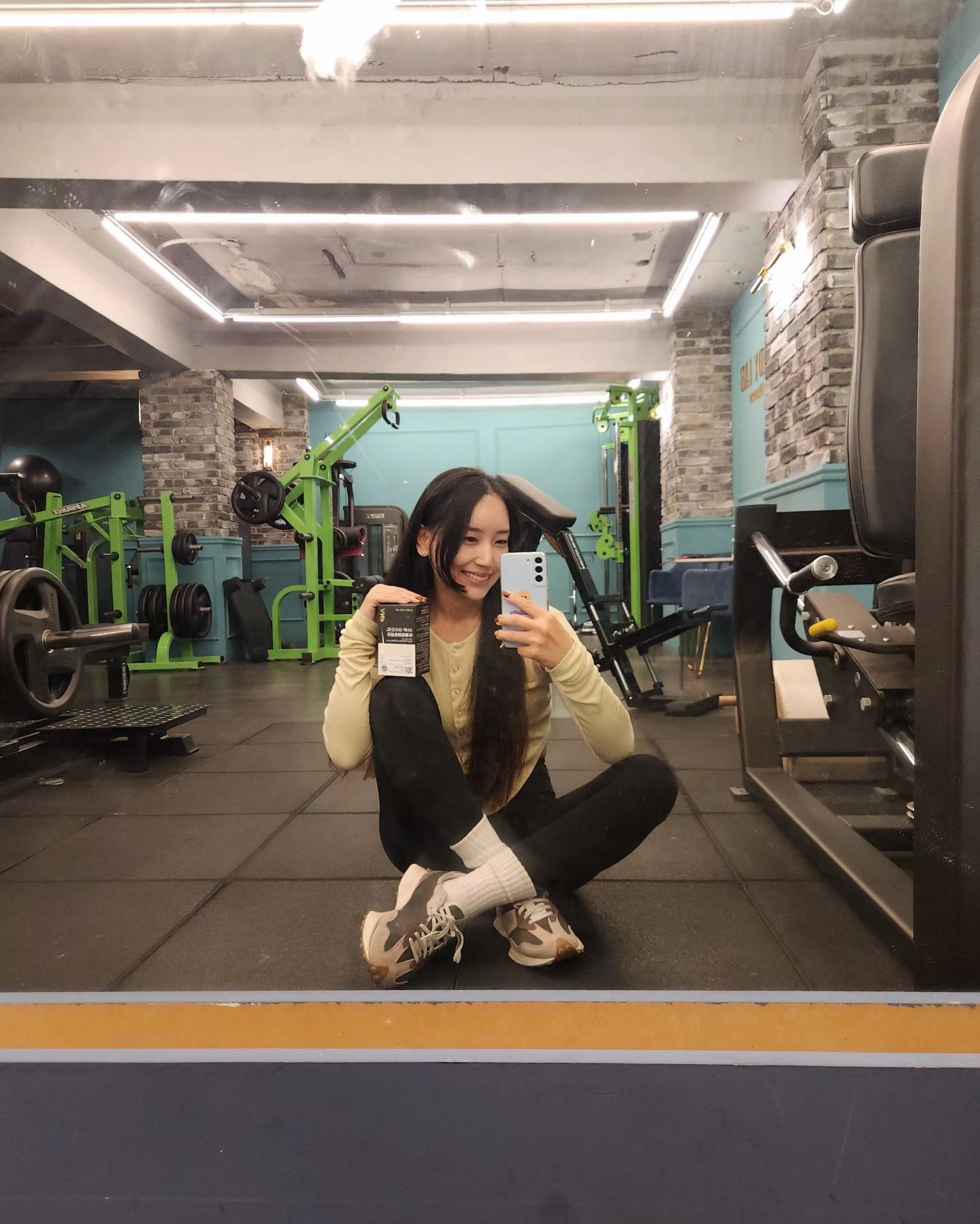 #트레이너제제 #협찬

지원T가 추천해준 anpbiolab_official #두피유래유산균 

애낳으면 다그래요 쥐도새도모르게 빠진머리가 정신챙기고보면 왕관처럼 앞머리쪽에 짠🥲

비오틴이 1000mcg나들어있어서
따로 챙겨먹을 필요없다고해요

맛은 미숫가루, 콩가루처럼 꼬순맛😋