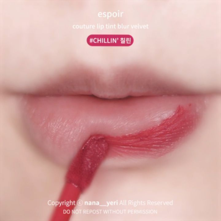 바르는 곳까지 내 입술-!
#에스쁘아 원조 인기 MLBB 컬러 #문릿 의 귀환!

오일이 쏙 빠진 완전 무광 텍스처로
정말 얇게 블러리하게 마무리되는데요
사용해보면서 느낀건데 진짜 오버립하기 너므너므 좋은 틴트에요

다른 매트립 많이 써봤지만
이렇게 얇게 발리면서 밀착이 잘되는 립은 처음인데,
그래서 뭉침 없이 진짜 자연스럽게 입술 외곽 마무리가 잘 되는 것 같아요

특히 오버립 할 때 입술선을 똑 따는 것보다는
블러처럼 자연스럽고 여리여리하게 입술 외곽이 퍼지는 게
더 자연스럽고 더 많이 확장할 수 있어서 좋아하는데,
딱 에스쁘아 오버립틴트가 그런 느낌에요!

그리고 요게 얇고 오일리하지 않아서
지저분하지 않고 깔끔하게 확장되는 게 진짜 좋았던 것 같아요!!

매트립 표현할 때 일부러 티슈로 마지막 수분+기름까지
싹 잡아내고 발라주는데, 에스쁘아 틴트는
건조함이 없고 조임도 없이 편안하더라구요!

완전 무광 텍스처가 착붙 밀착되어
묻어남과 번짐 없이 오랜 시간 지속되는 틴트임댜!

제 원픽컬러는 #코지 임다!
웜톤 컬러의 피치 애프리콧 컬러인데
이게 진짜 입술선 정리에 좋더라구요!!
활용도가 진짜 여러모로 너무 좋은 컬러에요!!
(요 느낌으로 쿨톤 버전도 나왔으면😥)

코지로 베이스 깔아주고 문릿으로
그라데이션 연출했을 때 가장 좋았어요!

#에스쁘아틴트 #꾸뛰르블러벨벳 은
6월 5일 카카오에서 선런칭 된댭니다!!

#에스쁘아블러벨벳 #블러리오버립 #틴트추천 #피오니 #칠린