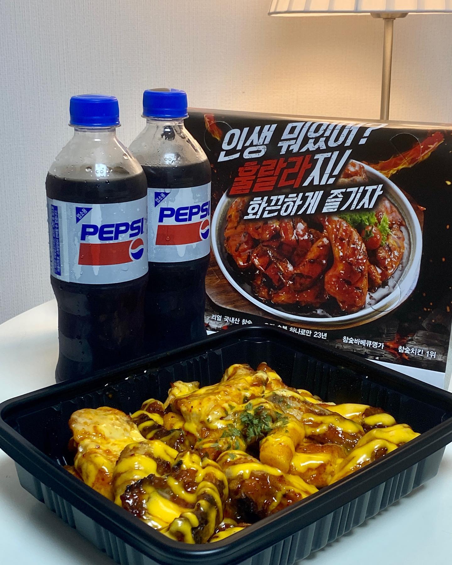 #협찬
조금 늦은 업데이트지만, 그래도 행복했던 치킨파티 🍗 집 근처에 드디어 훌랄라치킨이 생겼어요 ! 평소에 숯불치킨 참 좋아하는데 이제 맘 편히 주문해 먹을 수 있다는 점. 이번에 새로 나온 신메뉴라고 해서 주문해 먹어봤는데요. 맵찔이도 기분좋게 먹을 수 있는 메뉴, 밥 반찬으로 찰떡인 메뉴 🤨 계속해서 손이 가는 치킨이에요 ღ˘◡˘ ღ 맛있게 자알 먹었습니다❕

✅ #참숯치즈양념구이 2.0