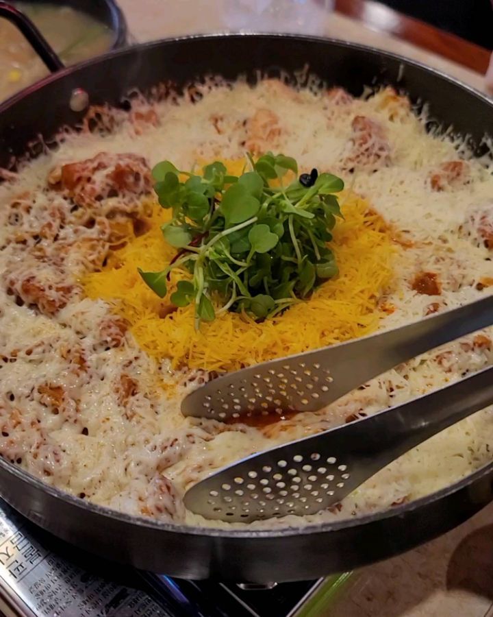 #협찬 
닭갈비 러버인 내가 다녀온
계진상 수원인계본점😀
⠀
내가 픽한 메뉴🍴
계이득 B세트: 눈꽃치즈닭갈비 2인+닭가슴살곰탕
or개장+음료무한
⠀
여기에 볶음밥과 우동사리를 추가해서 먹었다아
⠀
처음에 기본 찬이 나오는데 요거시 또 별미였지라
[깻잎+샐러드+닭갈비+단무지+와사비 표고버섯]
조합으로 맛있게 쌈 싸먹는 방법이 같이 나와서 그대로
따라서 먹으니까 그냥 먹는거보다 훠얼씬 맛있었다👍
역시 다 이유가 있는듯!
⠀
닭갈비에는 눈꽃치즈가 한가득 올라가서 너무 좋구!
닭가슴살곰탕은 시원한게 완전 술안주👍
거기에 음료까지 무한이라서 음료도 마음껏 먹었다!
⠀
마지막에 볶음밥 맛까지 완벽했던 계진상🤟
다음엔 A, C, D세트중에 뭘 먹어볼까
⠀
⠀
매일 11:30~22:30 (B.T 15:00~17:00 / L.O 22:00)
경기 수원시 팔달구 인계로138번길 22 1층 101호
계진상 수원인계본점
⠀
⠀

⠀
#수원맛집 #인게동맛집 #수원데이트 #인계동데이트 #인계동점심 #닭갈비맛집 #계진상 #수원인계동맛집 #수원닭갈비 #닭갈비 #수원시청역맛집 #수원시청맛집