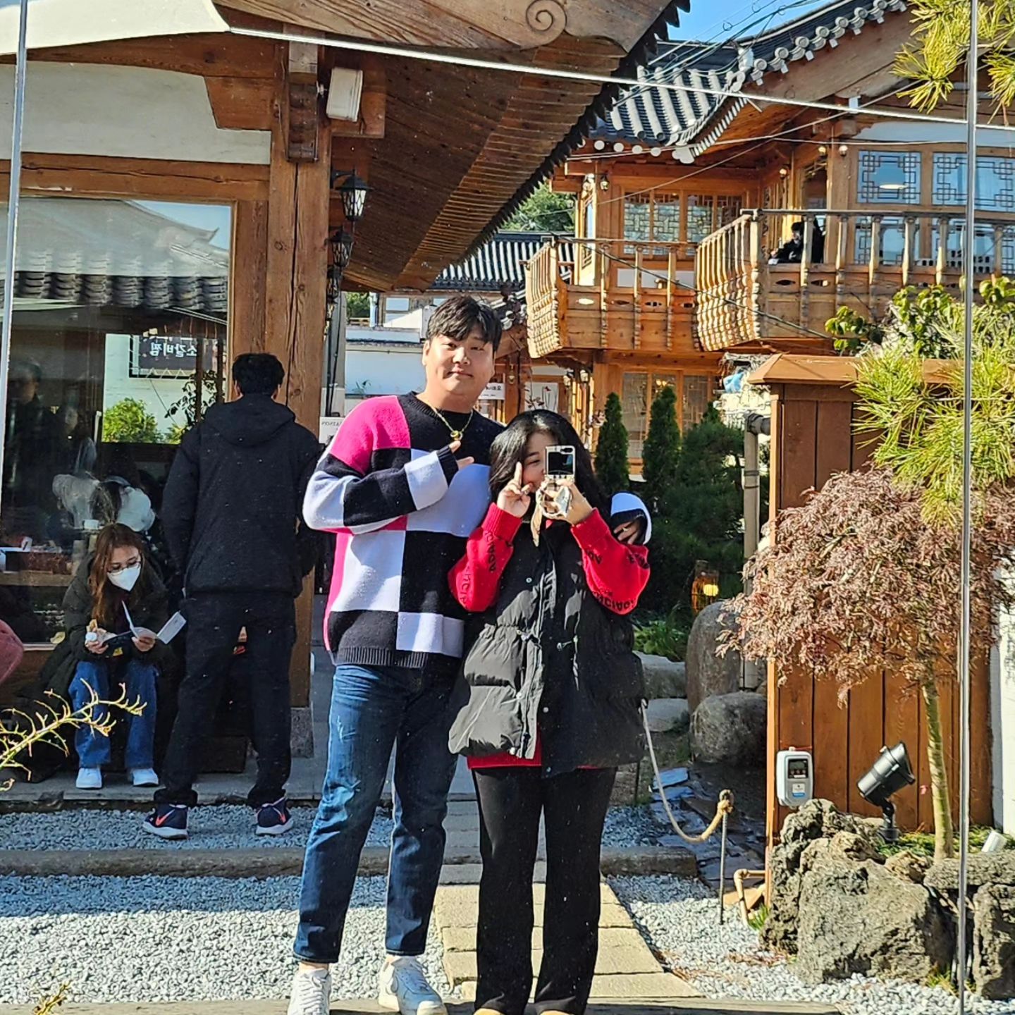 예쁜 사진이고 뭐고 그냥 지금의 우리가 참 예쁘다.
오랜만에 쐬러간 콧바람에 한결 나아진 기분
그동안 하루가 바쁘게 살아가느라 서로의 얼굴도 제대로 마주보며 대화하지 못하고
그저 흘로가는대로 지내고 있었는데 :)
.

잠시라도 이런 시간을 가질 수 있게 되어서 너무 기뻤다.
이런 시간을 가질 수 있게 도와준 사람들에게도 너무 고맙다.
배가 불러오는채로 겉잡을 수 없이 빨리 흘러가는 시간 속에서 여러 감정보다 많은 생각들이 우선이 되는 요즘같은 날들이 살짝 버거워질듯했는데 늘 든든하게 묵묵하게 내옆에서 자리를 지켜주고 있는  우리 신랑 덕분에 또 새삼 행복함을 깨달았다. 고마워😚💗bobipovi