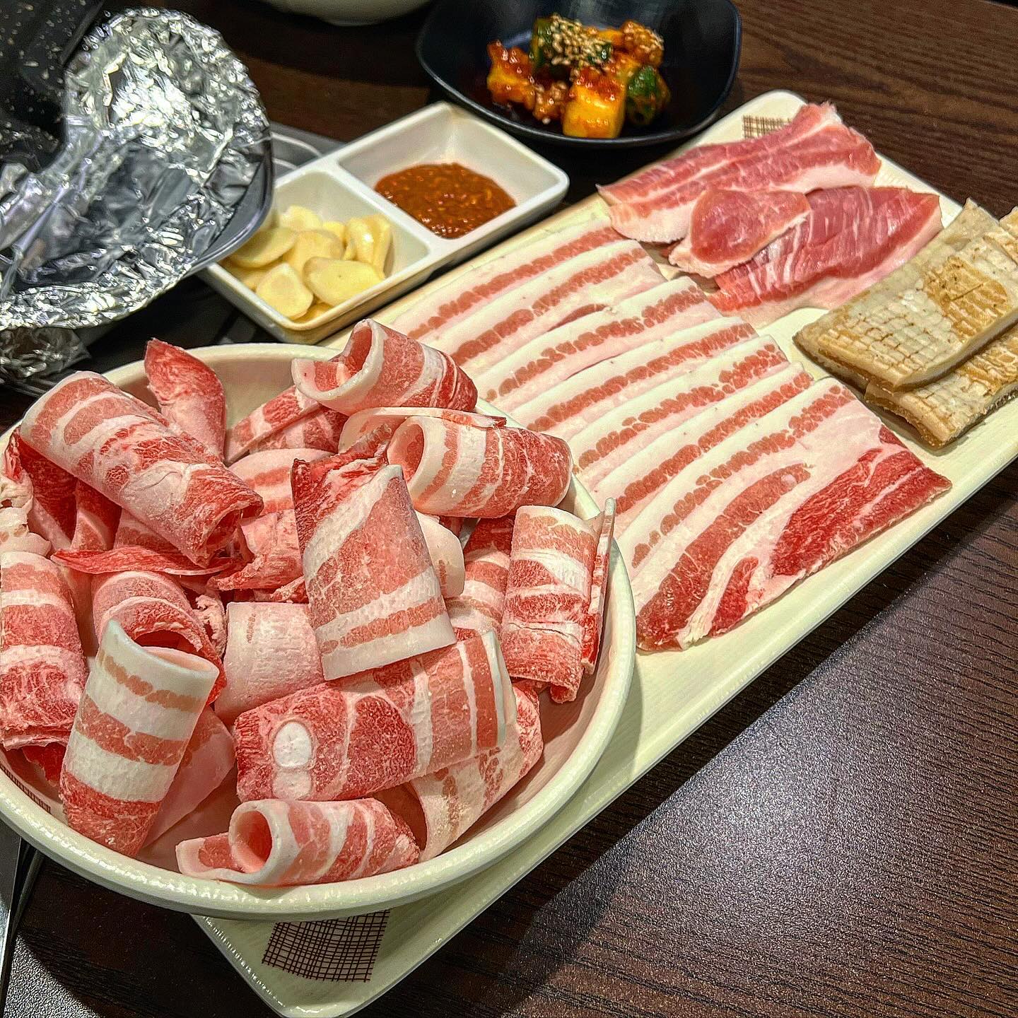 #협찬 아차산 냉삼 찐 맛집 화전별당👍

#아차산맛집 #아차산역맛집 #화전별당

가성비 미치는 아차산 냉삼 맛집 화전별당!

아차산에 워낙 맛집이 많아 알지못했던 찐가성비 맛집이라곰🥹

냉삼 대패냉삼 생삼겹 항정살 껍데기 등등 없는 메뉴가 없다곰!
근데 가격까지 엄청 저렴해서 미친듯이 먹어도 주머니가 든든👍

한상차림 메뉴로 각종 부위를 다양하고 저렴하게 맛볼수있다곰🙃

기본으로 콩나물, 김치, 고사리까지 나오는데 셀프바에서 마구 가져다 먹으면 된다곰🫠

진짜 단골각이라 소주 맥주 들이부어버렸다곰ㅎㅎ

마지막으로 볶음밥을 외치면 김이랑 참기름, 김치에 주걱을 가져다주시는데 셀프볶음밥이 공기밥 가격이라곰!
아 그리고 대패 삼겹이랑 돼지기름에 구운 고사리, 콩나물은 무조건 남겨서 같이 볶는거 알지?!

아차산 오면 꼭 한번은 가보는걸 추천한다곰!

아무튼 직장인 잡식 북극곰은 퇴근하러 간다곰🐻‍❄

#아차산삼겹살 #아차산역삼겹살 #아차산냉삼 #구의동단골집 #아차산삼겹살맛집 #대패삼겹살맛집 #냉삼삼겹살맛집추천 #아차산등산맛집 #아차산하산맛집 #아차산로컬맛집 #아차산가심비 #아차산단골집 #잡곰