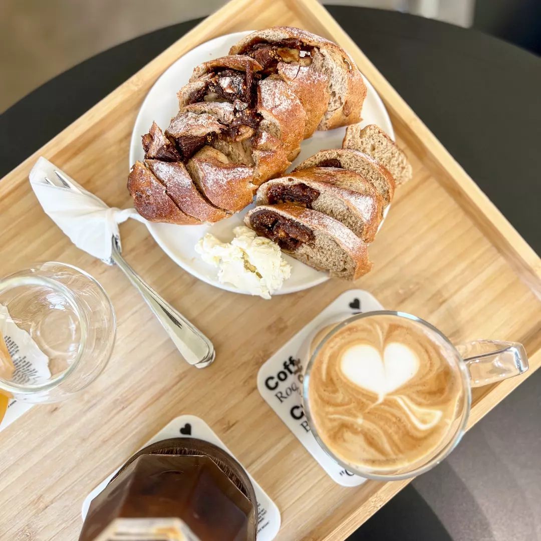 ☕

라떼 넘넘 맛있네 

빵 먹고 나와서 또 빵 먹기 🥐🥯

아침에 빵 먹으면 못생겨진다고 하니까
이젠 저녁에 먹어야겠당 😭