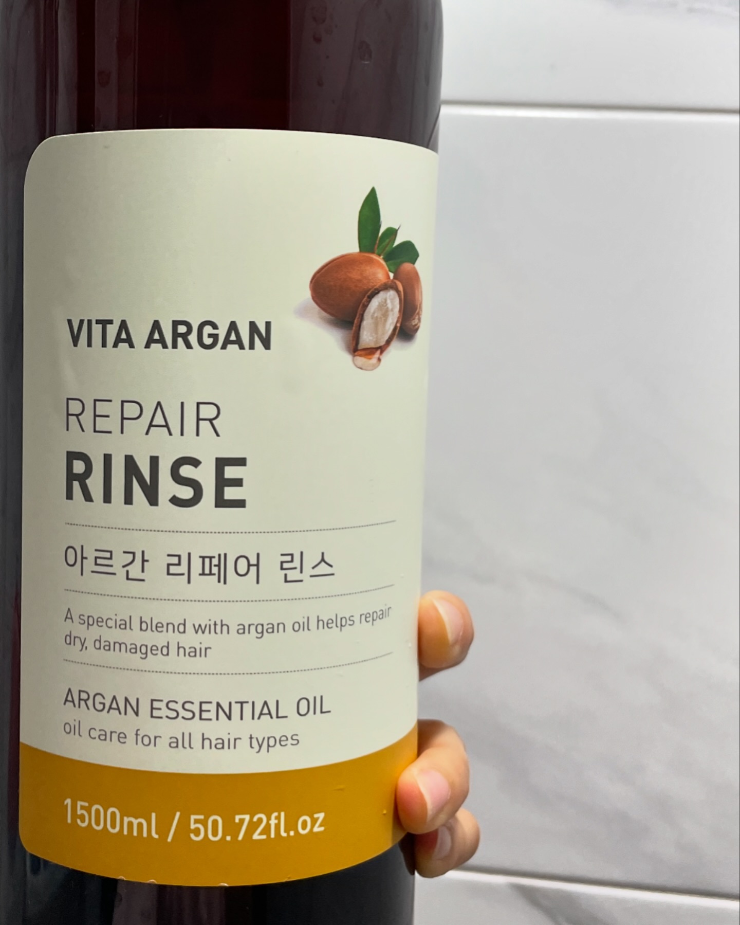 #협찬 기분 좋게 남는 은은한 화이트 블러썸향으로 머릿결관리까지 할 수 있는 바티아르간 리페어 린스 🌱🤎

아르간 오일 함유로 손상된 모발에 영양과 수분을 공급해줘서 제가 젤 예민하게 관리하는 모발큐티클 관리에 딱인 관리템 ! 
부드러운 크림타입이고 머리 말려줄 때까지 윤기와 부드러움이 계속 유지되는 느낌이라 머리 감을  때 마다 기분 너무 좋다구 😗

#린스 #대용량린스 #컨디셔너 #린스추천 #컨디셔너추천 #아르간오일 #모발관리 #모발케어 #머릿결관리 #머릿결좋아지는방법 #손상모 #손상모발 #손상모케어 #헤어팩 #헤어팩추천