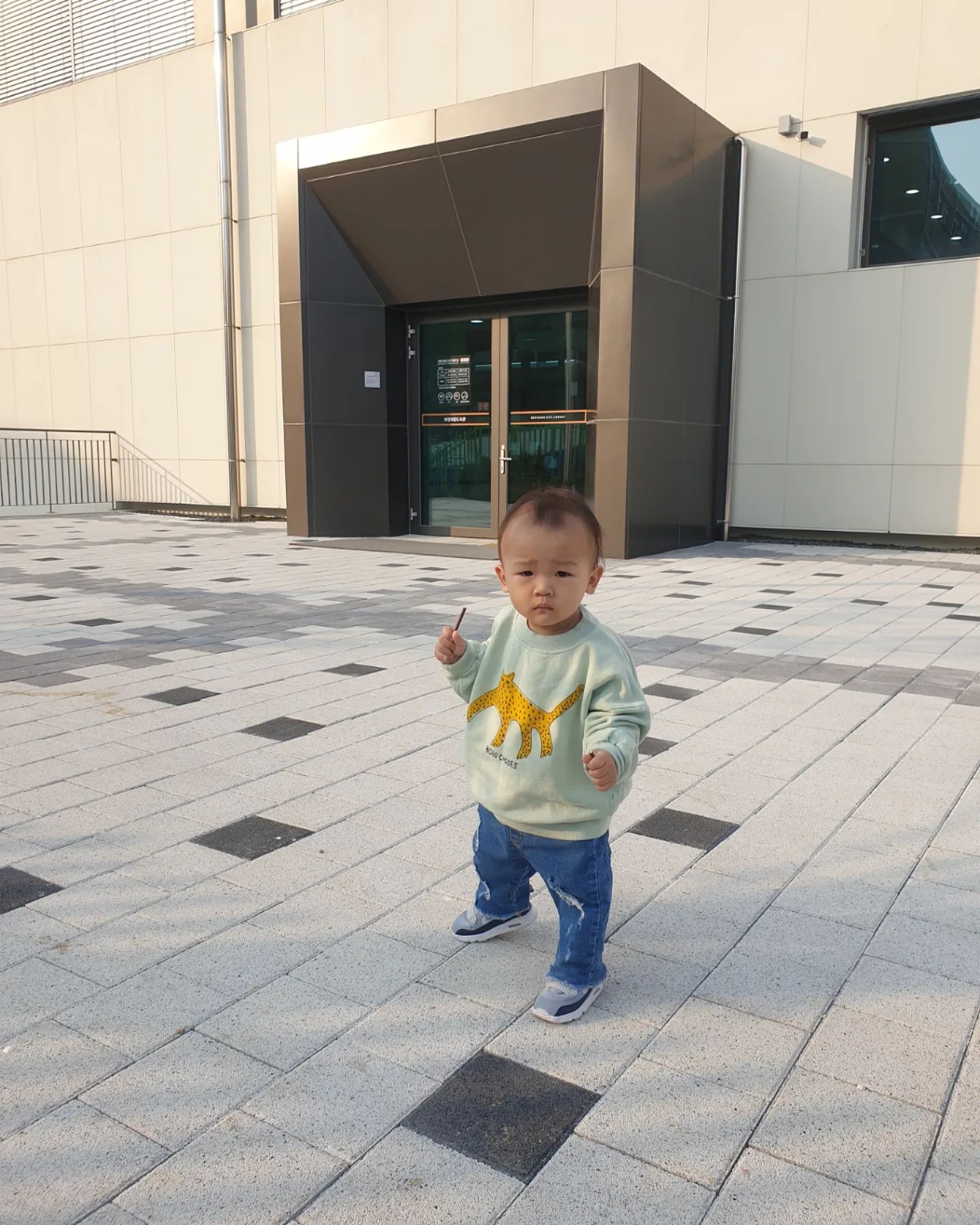 소워니랑 도서관📚📚📚
도서관 일주일에 2-3번가는 요즘
그러나 도통 책에는 관심이 없는 우리아들🤣🤣

#누나기다리는중👀#16개월아기일상#20240409tue
