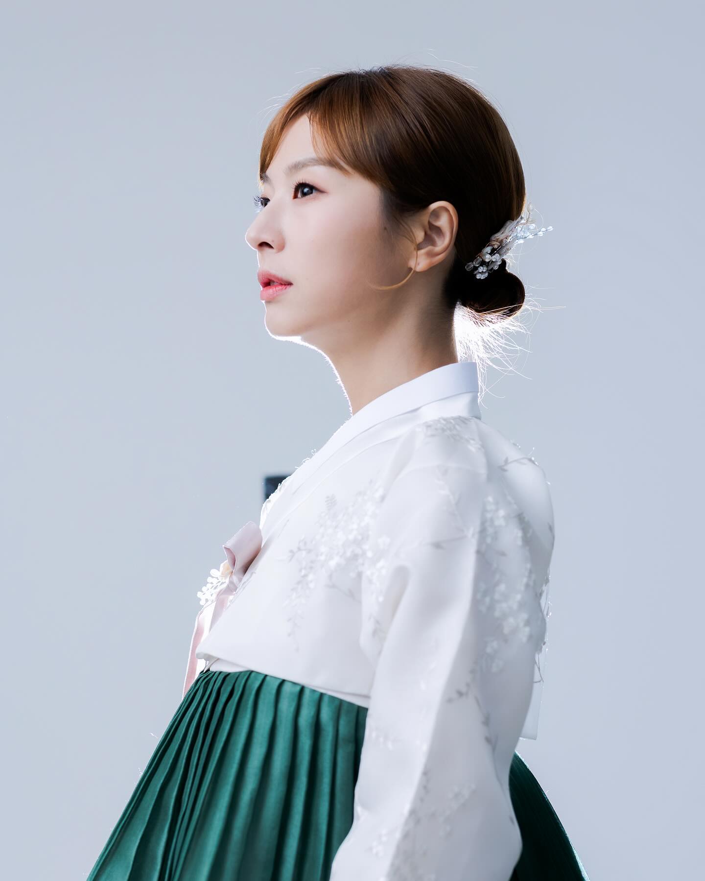 #새해복많이받으세요

서준이랑 여행 다녀오고 미친듯이 찍은 사진 옮기려고
시도하다가 8년간 쓴 노트북이 저세상 가고 있는 것을 깨닫고
액정 부서진 아이패드와 컴퓨터 쇼핑에 하루를 보내고나니
설이네요🧧🤔🤣😉

벌크업 설 답게 먹고 자고 먹고 자고 쉬는 중 입니다🎶

2023년 함께 해주셔서 감사합니다🙇‍♀️
2024년도 우리 함께 파이팅 넘치게 달려보아요!!!

행복하고 즐겁기만 한 설 연휴 보내세요🙂

그리고 여러분의 2024년,
때로는 힘든 날도 있겠지만
힘들고, 어려운 시간도 긍정의 힘으로
잘 버텨낼 수 있는 한해가 되길 바랄게요❤️

새해 복 많이 받으세요!!!😉

📸 photo. kimseolrok 
💄makeup. studioplod 
🇰🇷 hanbok. soominhanbok 

#한복 #한복촬영 #한복모델 #한복화보 #한복사진 #한복스타그램 #hanbok #설날 #새해인사 #daily #일상 #워킹맘 #컨셉사진 #컨셉촬영 #모델 #model #배우 #광고모델 #패션인플루언서 #촬영 #사진 #photo #무보정 #사진그램 #프로필사진 #프로필촬영 #배우프로필